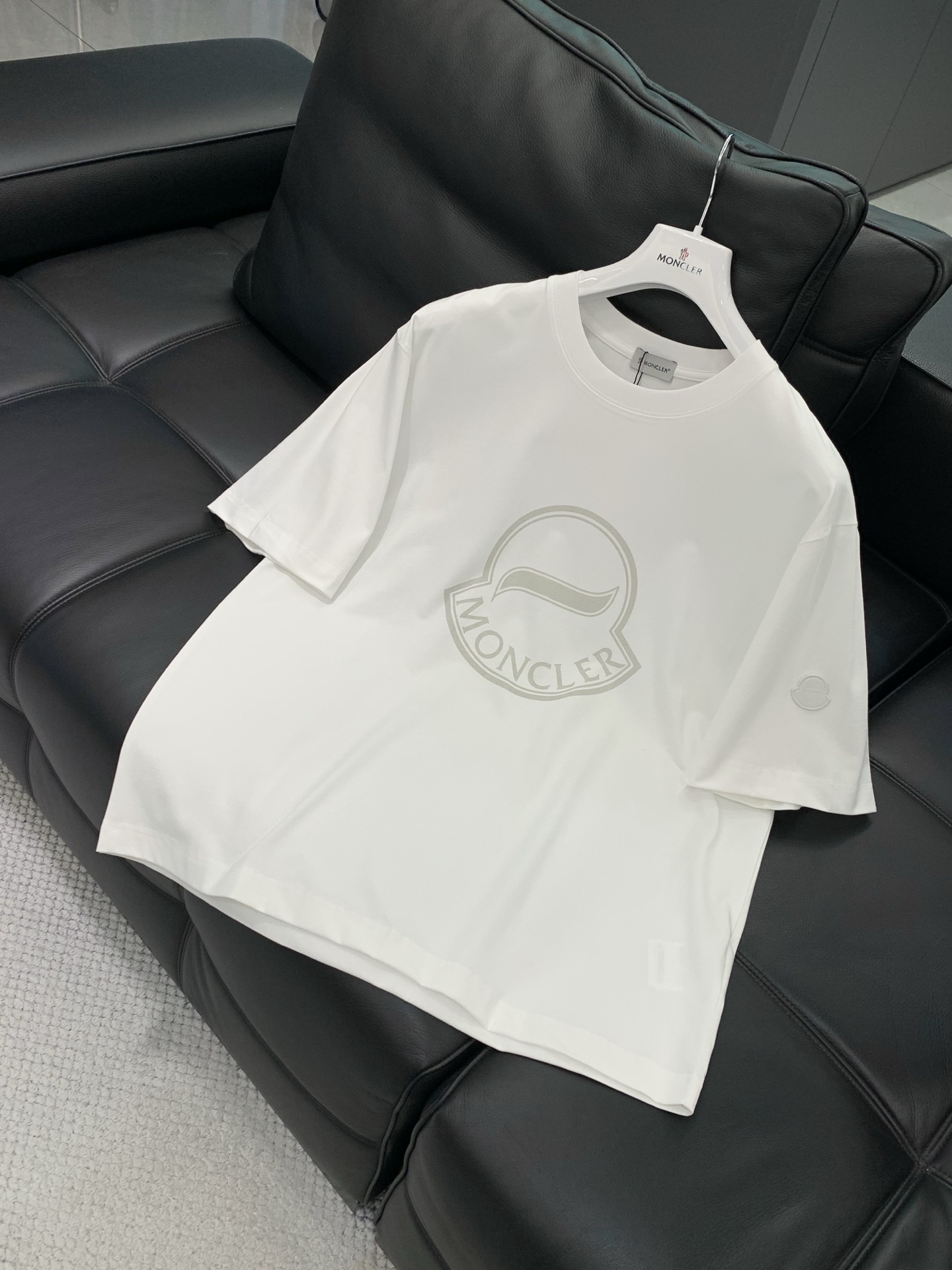 ，Moncler 蒙口，2026春夏最新品，专柜同步有售，原单狠货，时尚休闲圆领短袖T恤，上身舒适！吸睛