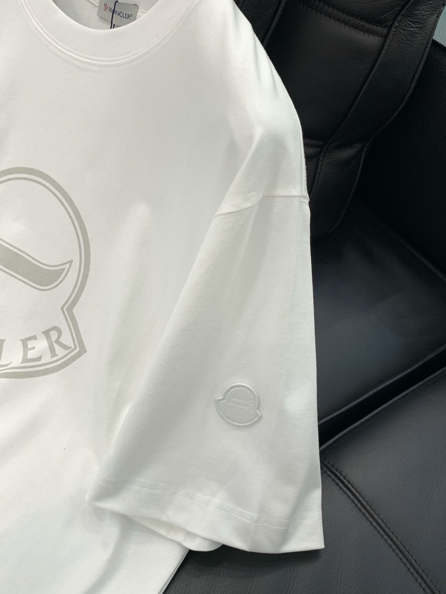 ，Moncler 蒙口，2026春夏最新品，专柜同步有售，原单狠货，时尚休闲圆领短袖T恤，上身舒适！吸睛