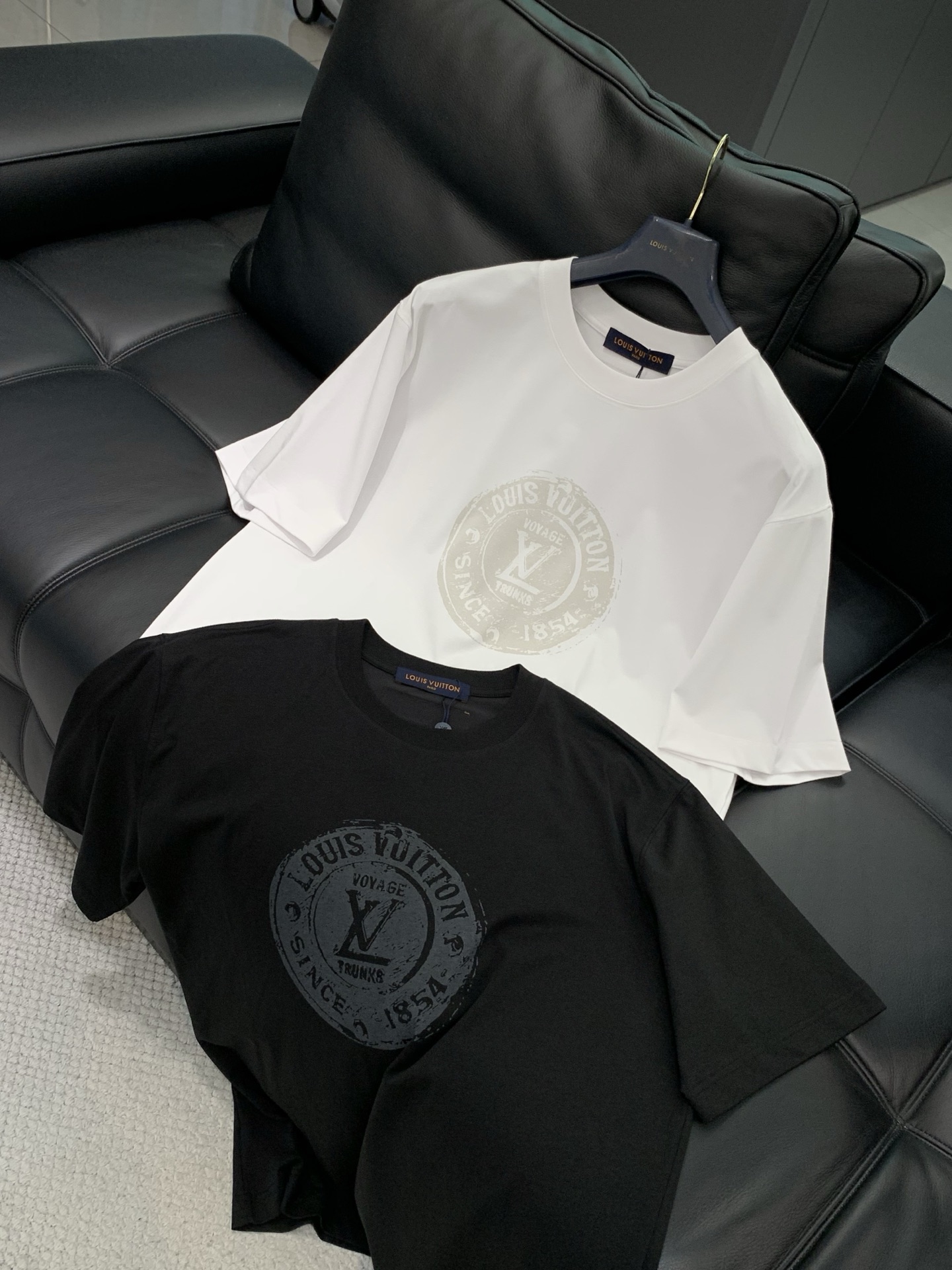 ，LouisVuitton 路易威登，夏季最新款，专柜同步有售，原单狠货，时尚休闲圆领短袖T恤，上身很有