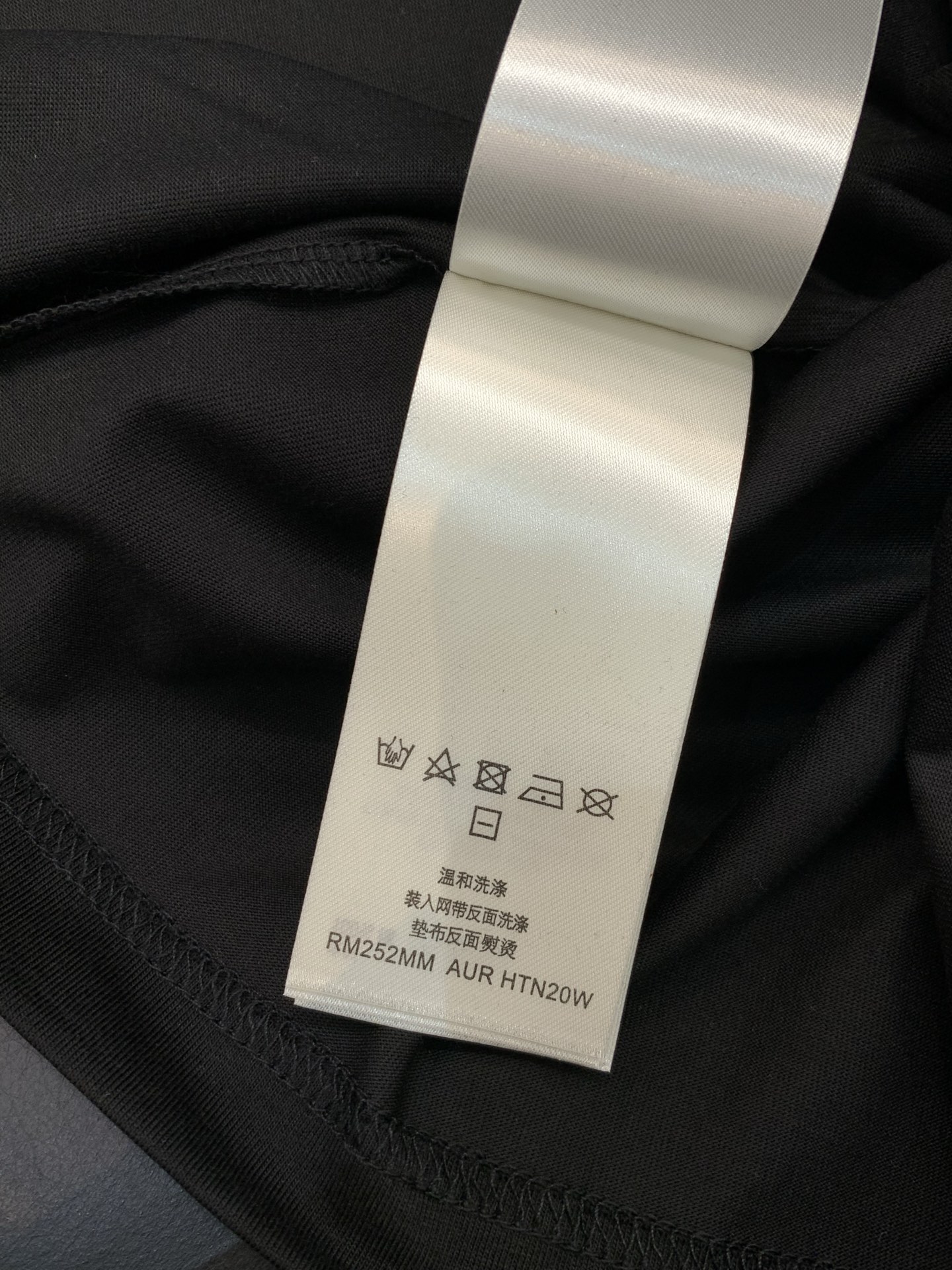 ，LouisVuitton 路易威登，夏季最新款，专柜同步有售，原单狠货，时尚休闲圆领短袖T恤，上身很有