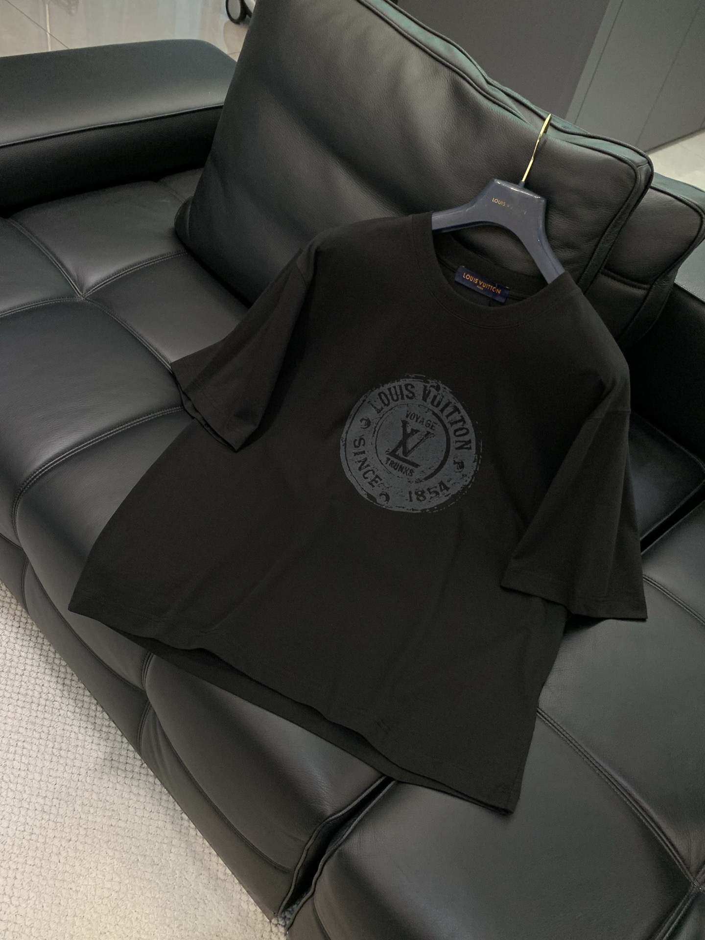 ，LouisVuitton 路易威登，夏季最新款，专柜同步有售，原单狠货，时尚休闲圆领短袖T恤，上身很有