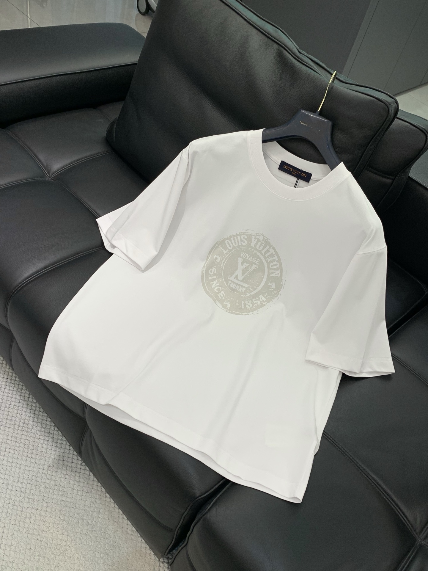 ，LouisVuitton 路易威登，夏季最新款，专柜同步有售，原单狠货，时尚休闲圆领短袖T恤，上身很有