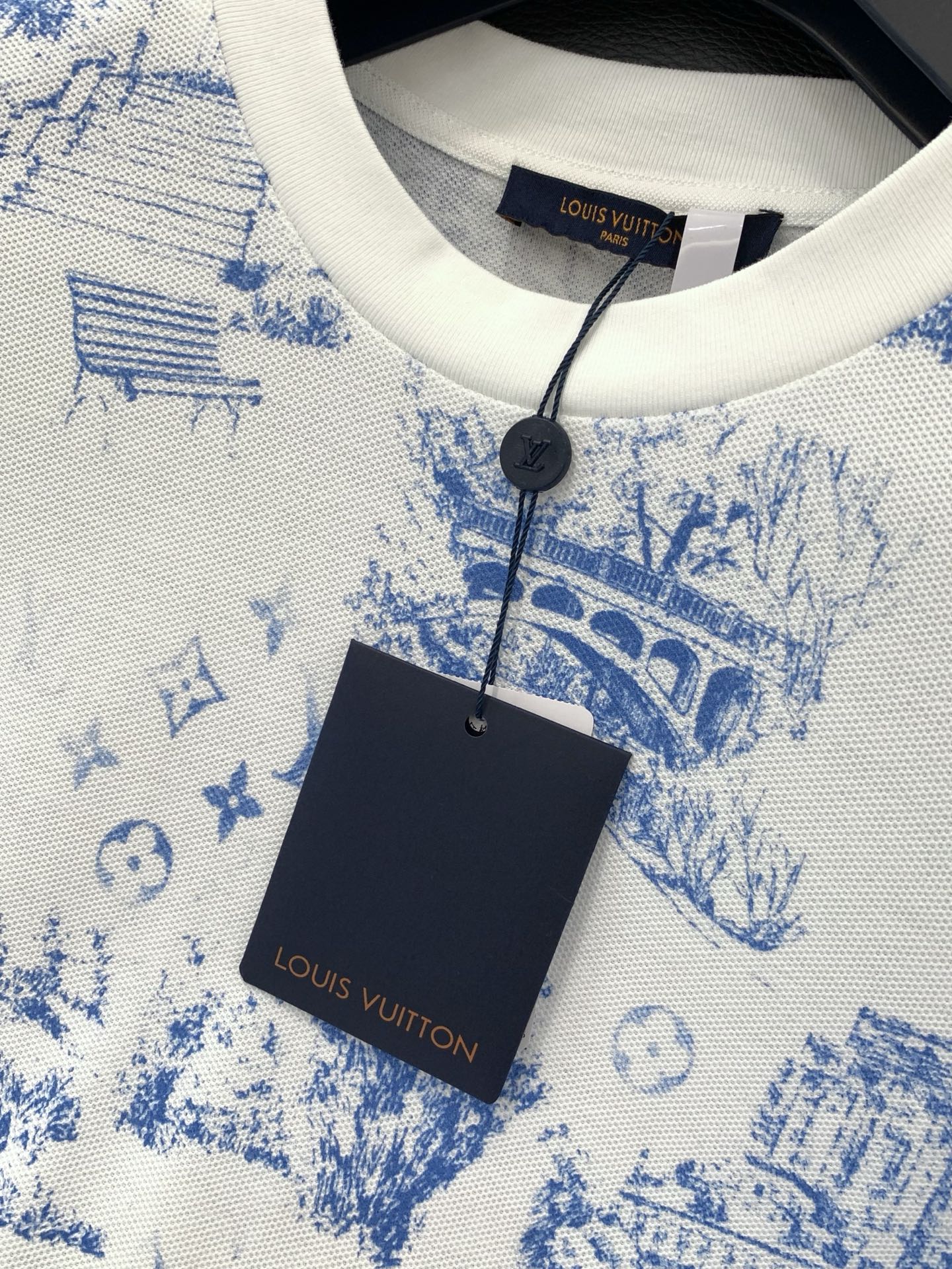 ，LouisVuitton 路易威登，2026春夏最新款，专柜同步有售，原单狠货，时尚休闲圆领短袖T恤，