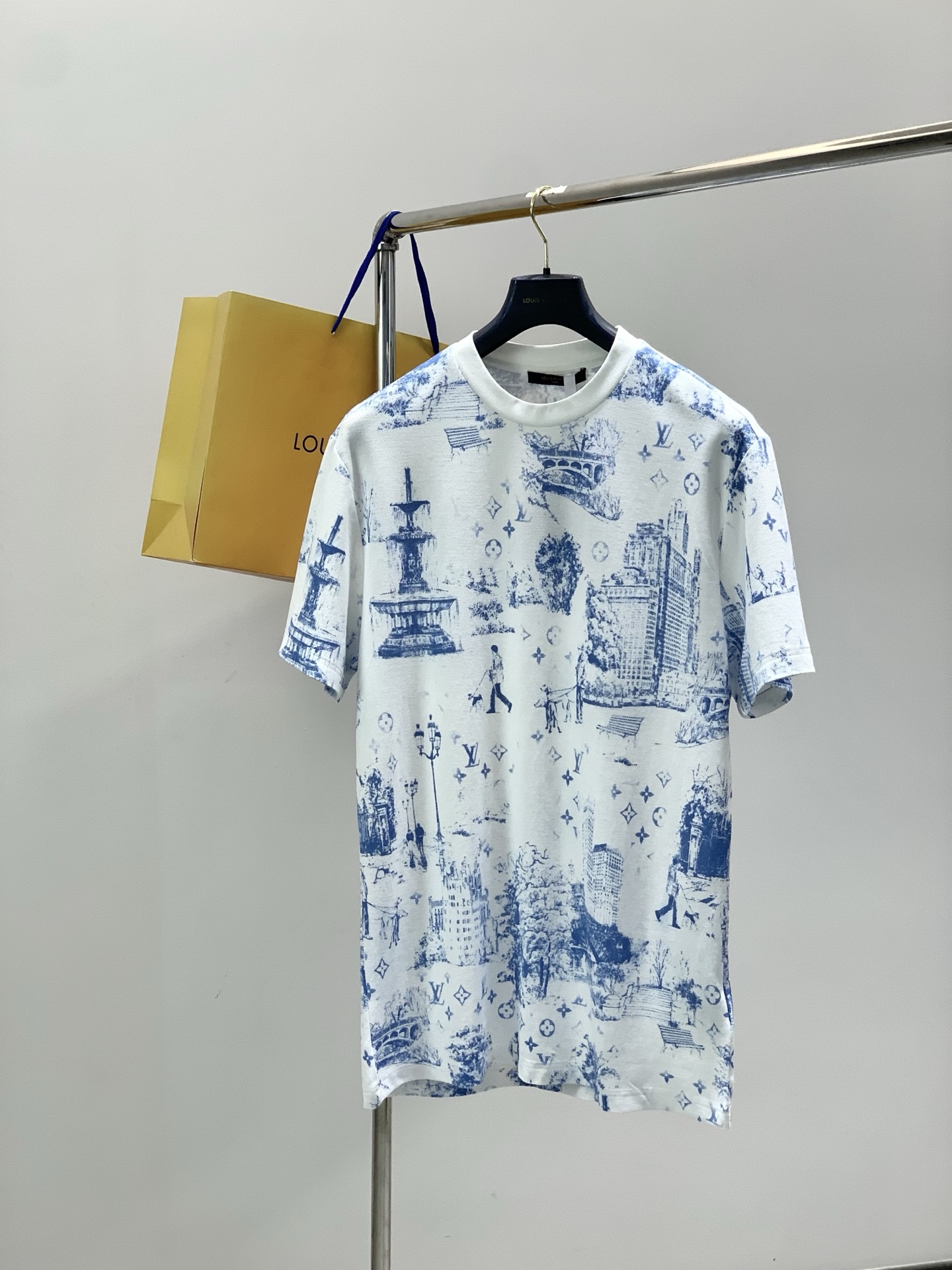 ，LouisVuitton 路易威登，2026春夏最新款，专柜同步有售，原单狠货，时尚休闲圆领短袖T恤，