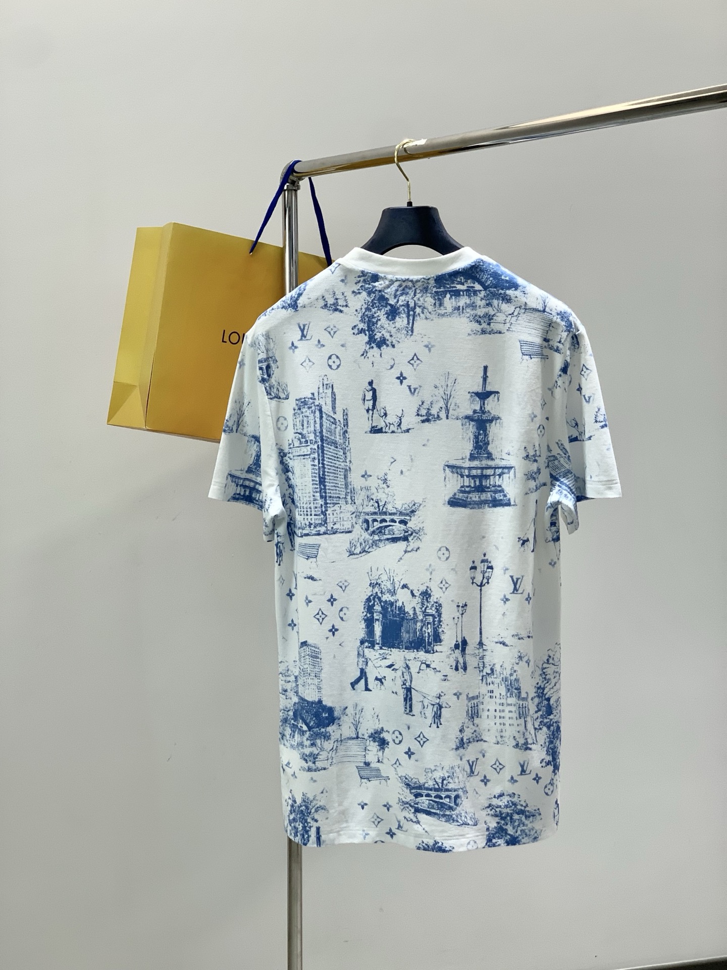 ，LouisVuitton 路易威登，2026春夏最新款，专柜同步有售，原单狠货，时尚休闲圆领短袖T恤，