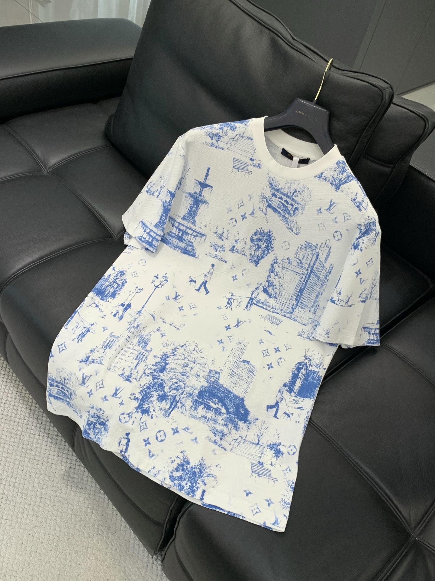 ，LouisVuitton 路易威登，2026春夏最新款，专柜同步有售，原单狠货，时尚休闲圆领短袖T恤，