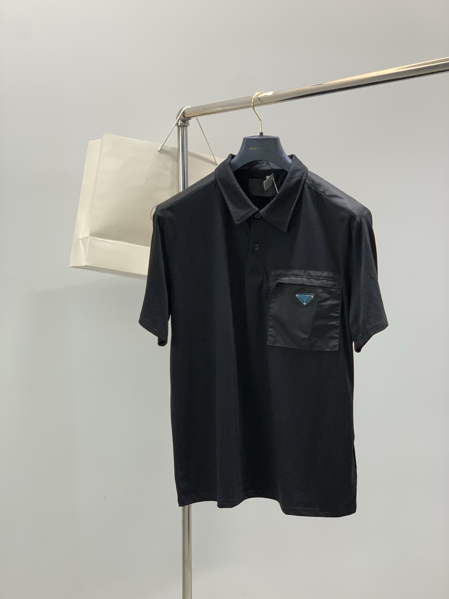 ，PRADA 普拉达，夏季最新品，专柜同步有售，时尚休闲翻领短袖T恤，进口原版面料，做工极为复杂，唯一可