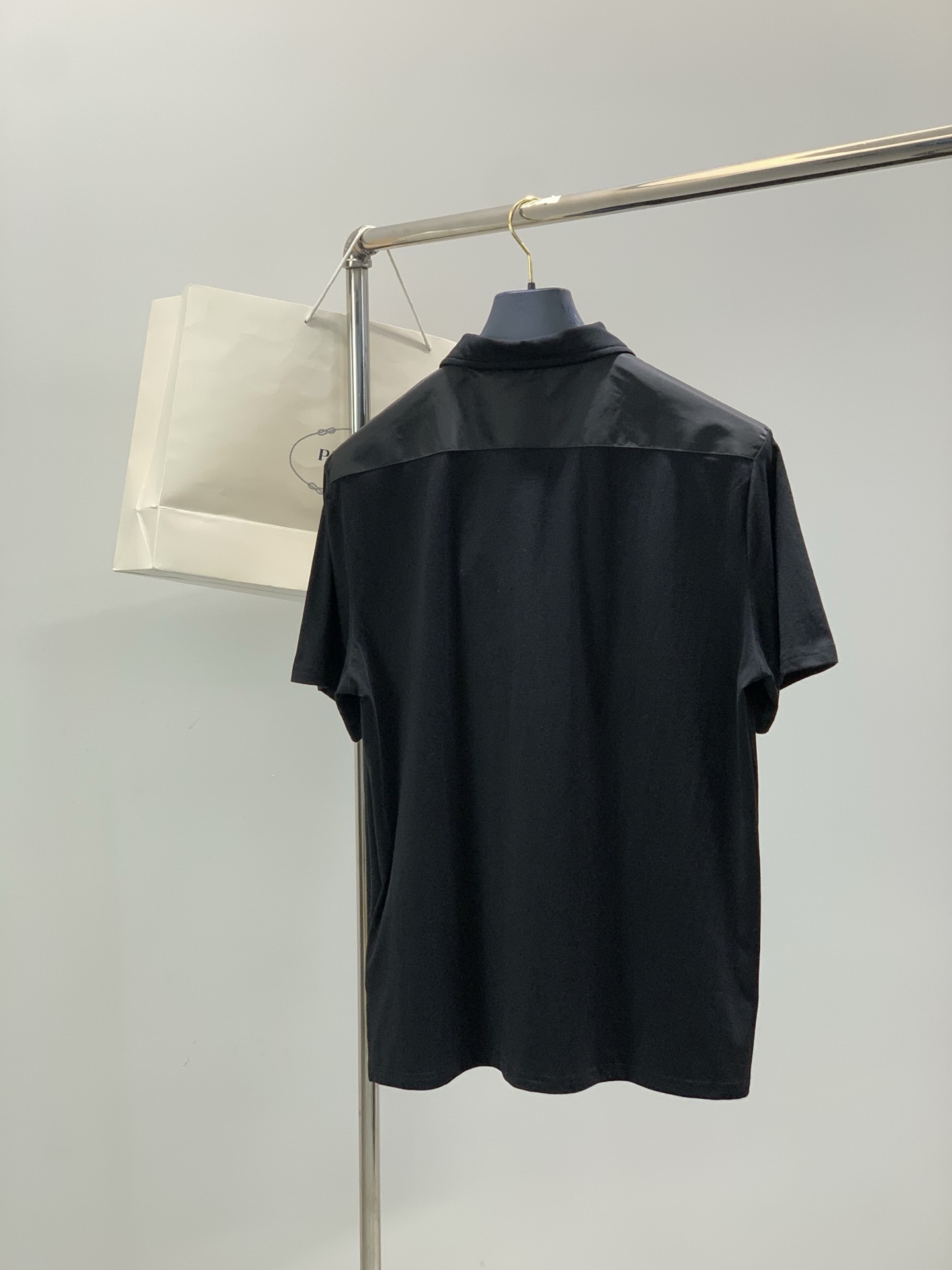 ，PRADA 普拉达，夏季最新品，专柜同步有售，时尚休闲翻领短袖T恤，进口原版面料，做工极为复杂，唯一可