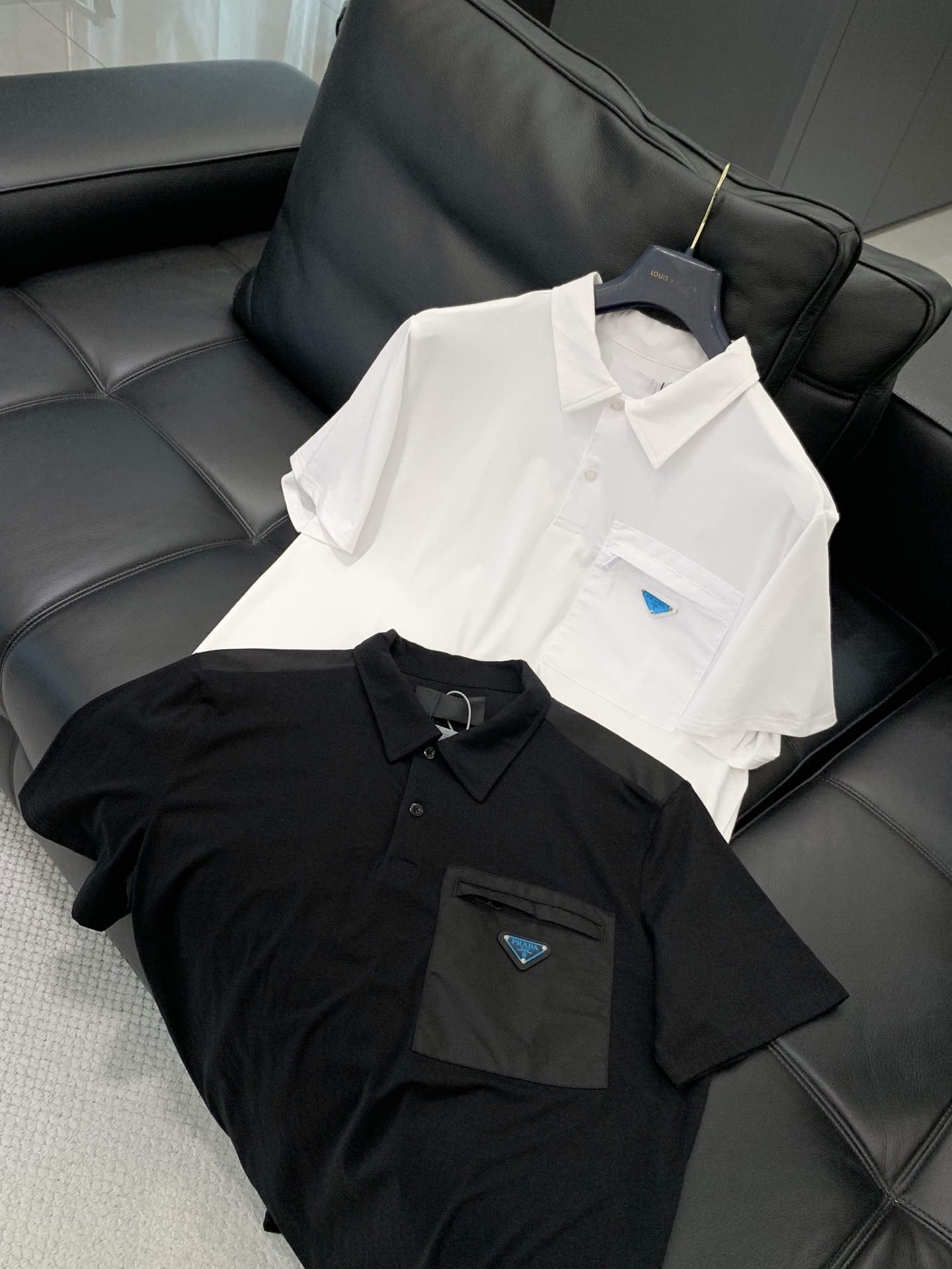 ，PRADA 普拉达，夏季最新品，专柜同步有售，时尚休闲翻领短袖T恤，进口原版面料，做工极为复杂，唯一可