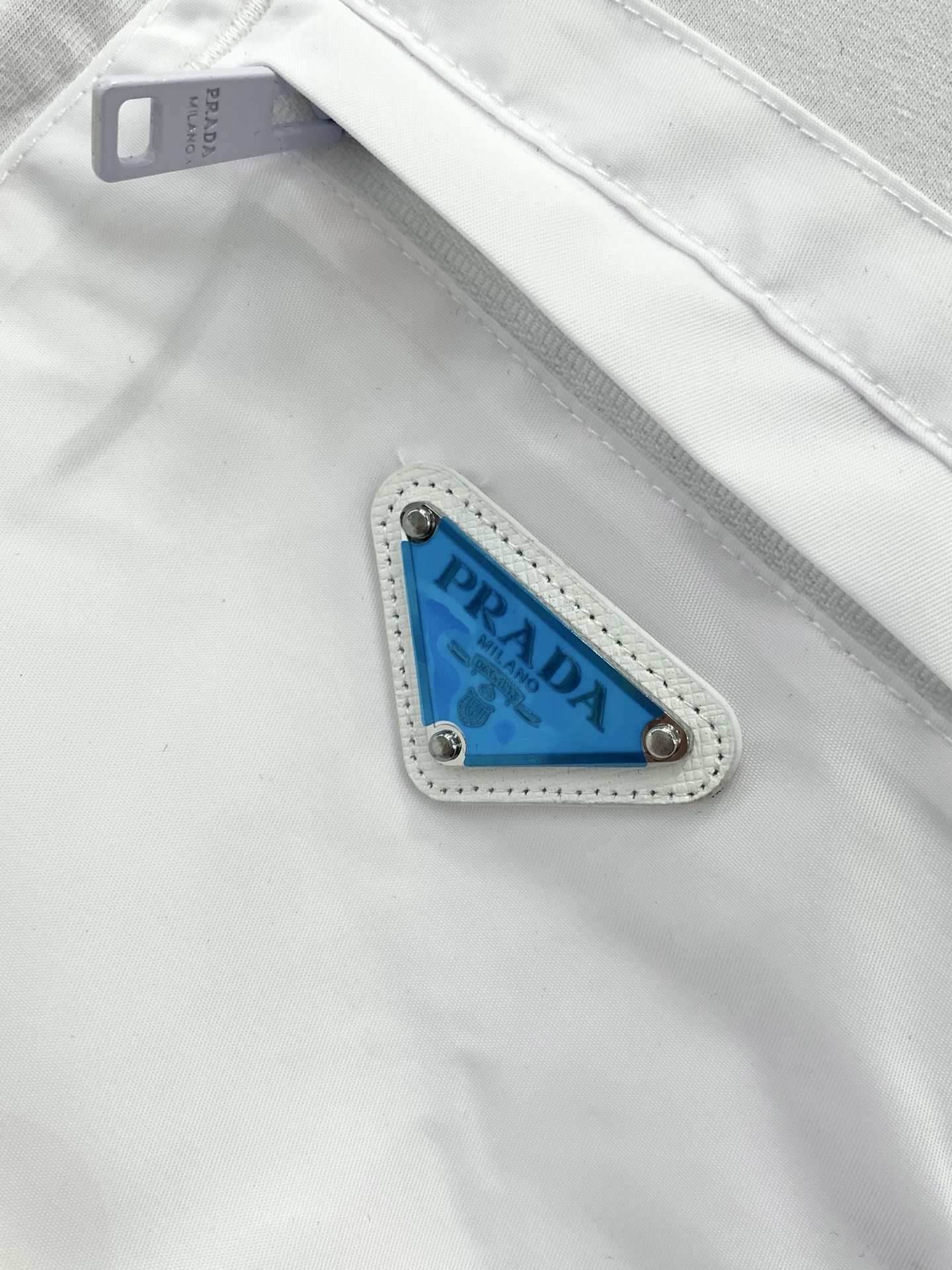 ，PRADA 普拉达，夏季最新品，专柜同步有售，时尚休闲翻领短袖T恤，进口原版面料，做工极为复杂，唯一可