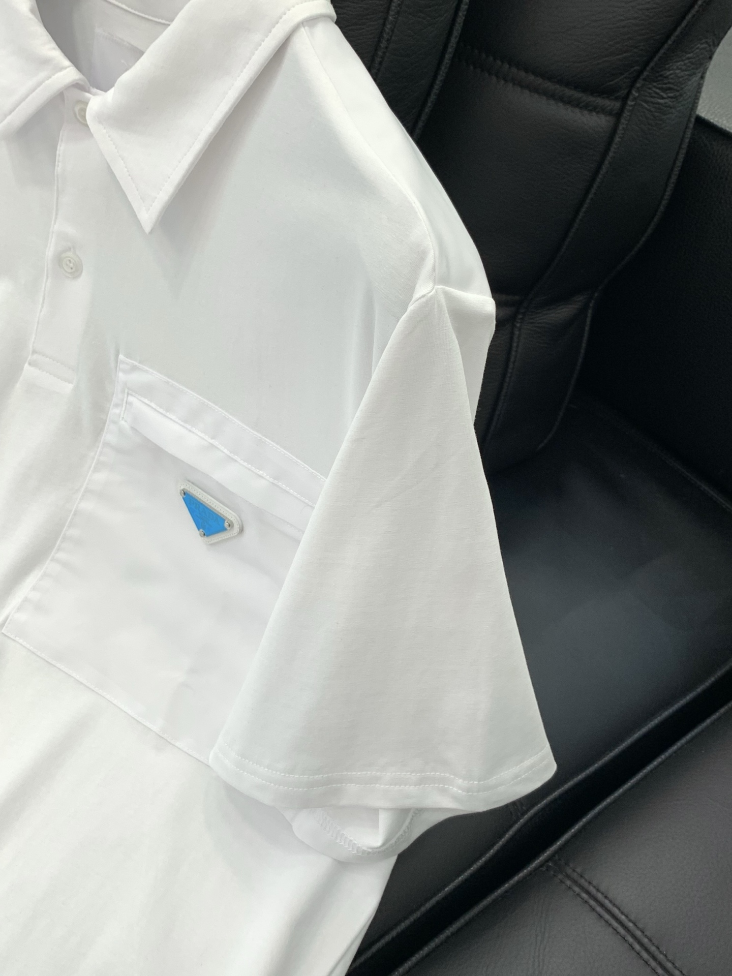 ，PRADA 普拉达，夏季最新品，专柜同步有售，时尚休闲翻领短袖T恤，进口原版面料，做工极为复杂，唯一可