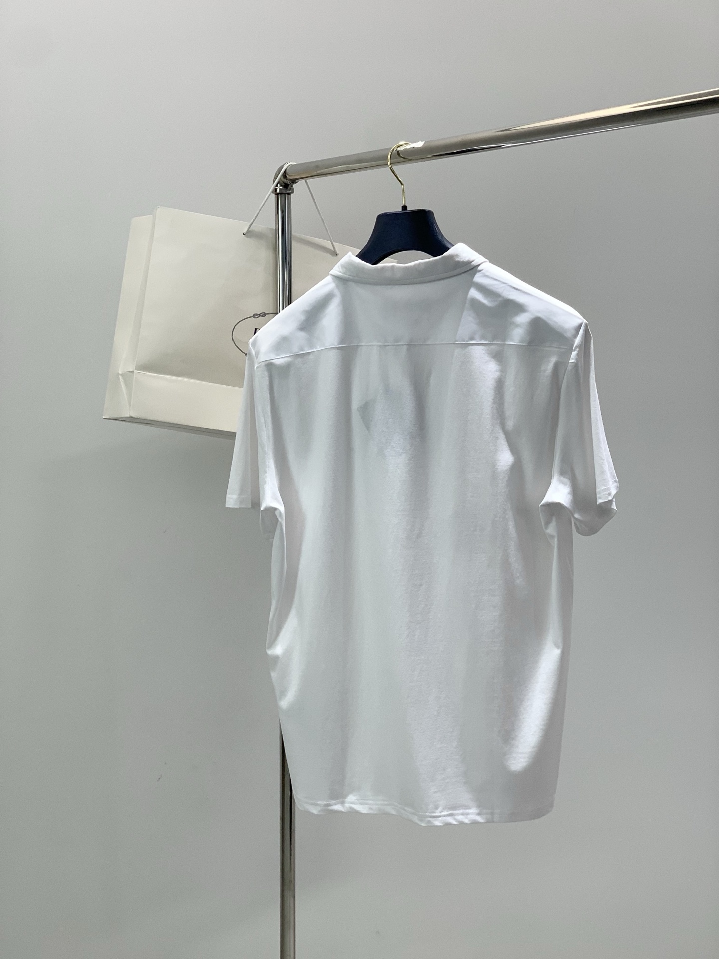 ，PRADA 普拉达，夏季最新品，专柜同步有售，时尚休闲翻领短袖T恤，进口原版面料，做工极为复杂，唯一可