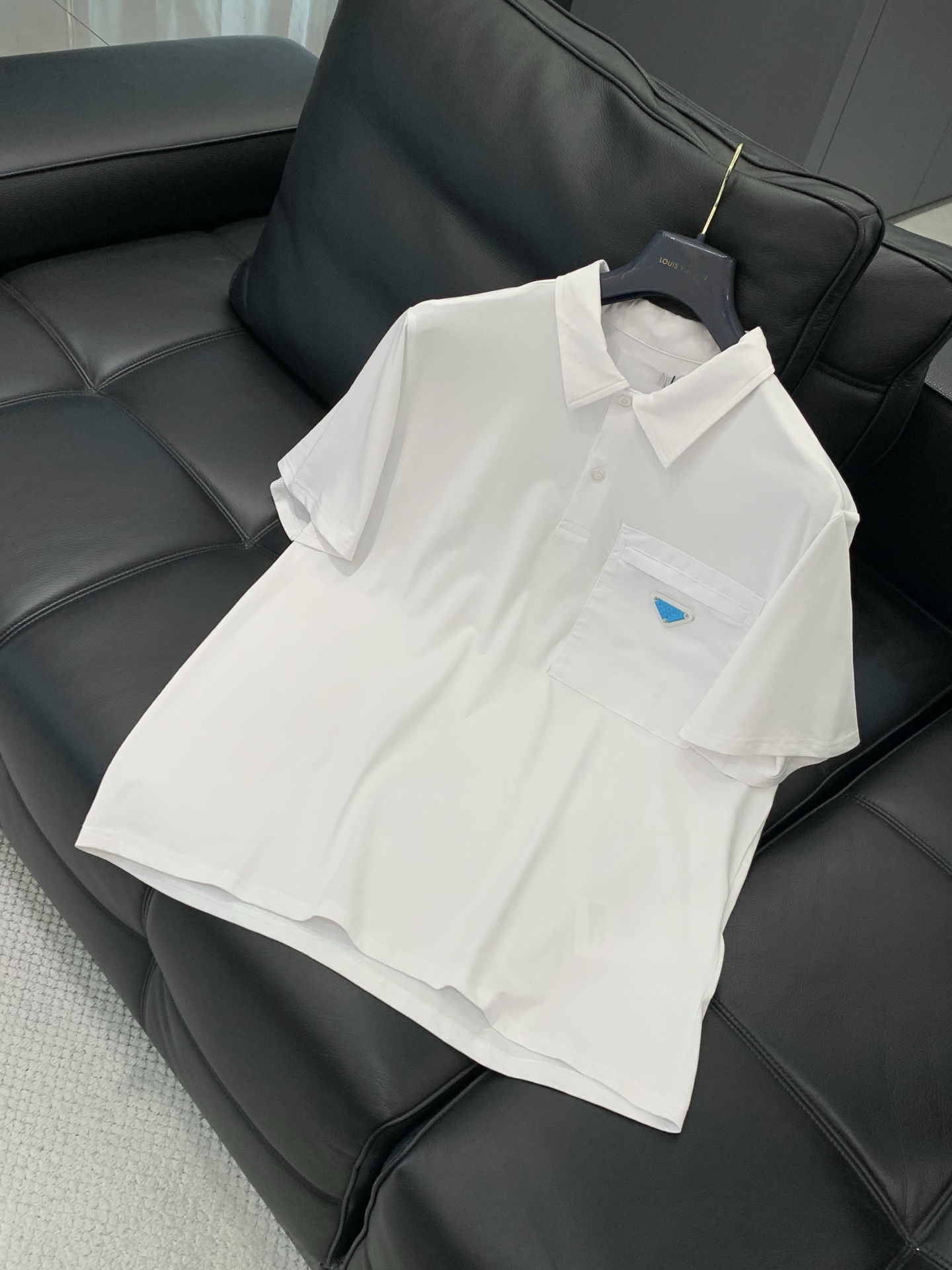 ，PRADA 普拉达，夏季最新品，专柜同步有售，时尚休闲翻领短袖T恤，进口原版面料，做工极为复杂，唯一可