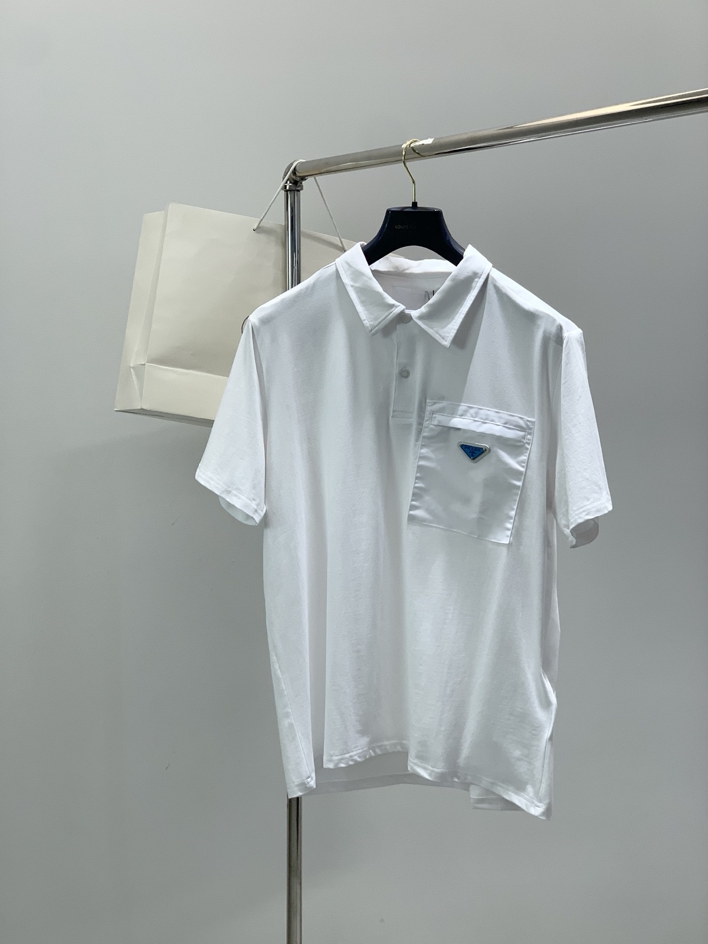 ，PRADA 普拉达，夏季最新品，专柜同步有售，时尚休闲翻领短袖T恤，进口原版面料，做工极为复杂，唯一可