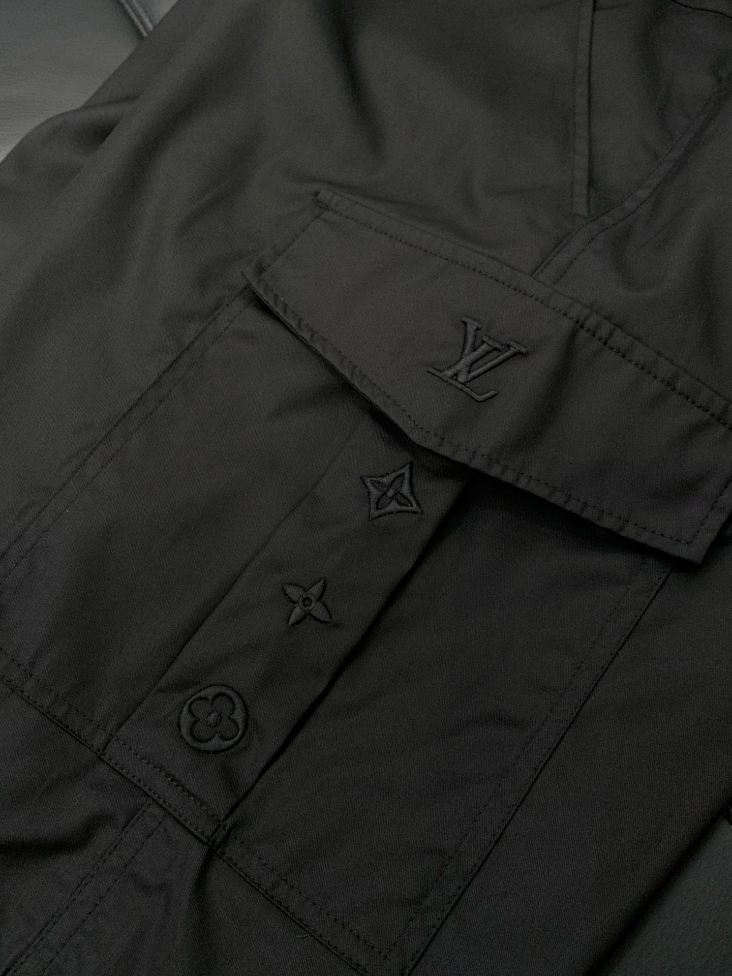 ，LouisVuitton 路易威登，2026夏季最新款，专柜同步有售，原单狠货，时尚休闲短裤，上身很有
