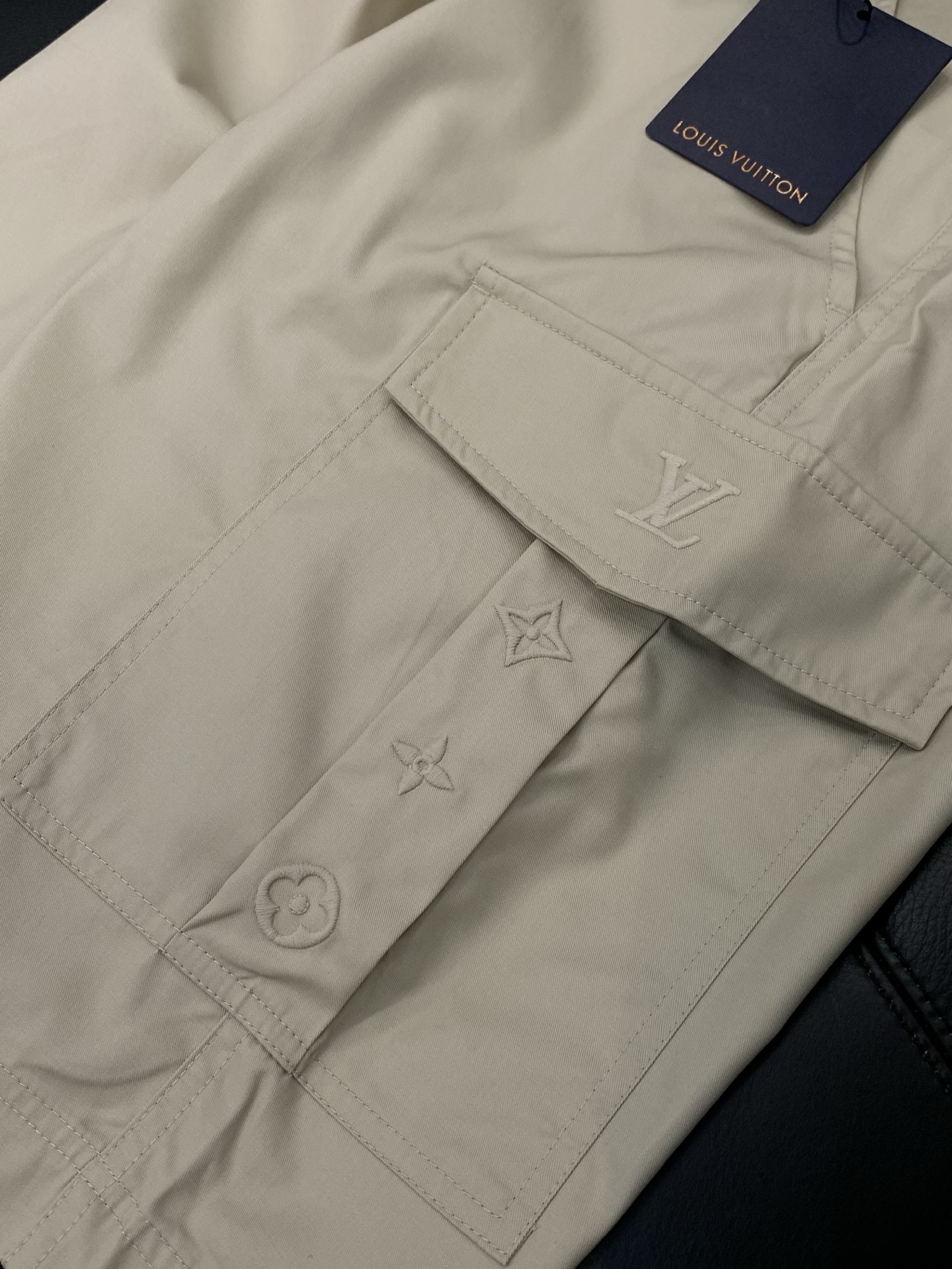 ，LouisVuitton 路易威登，2026夏季最新款，专柜同步有售，原单狠货，时尚休闲短裤，上身很有