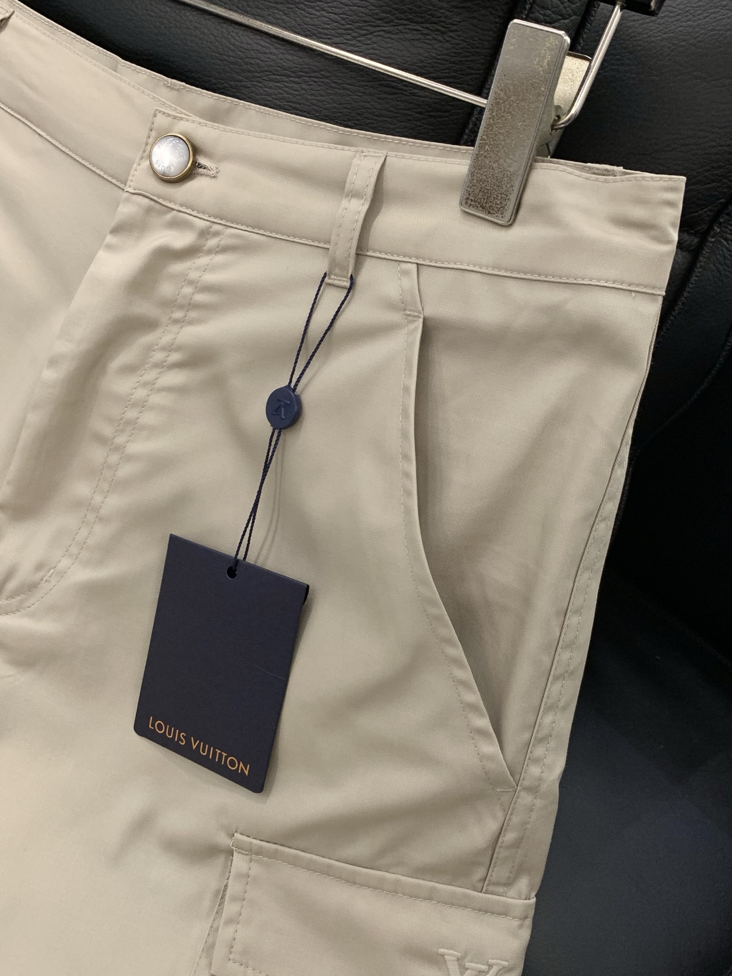 ，LouisVuitton 路易威登，2026夏季最新款，专柜同步有售，原单狠货，时尚休闲短裤，上身很有