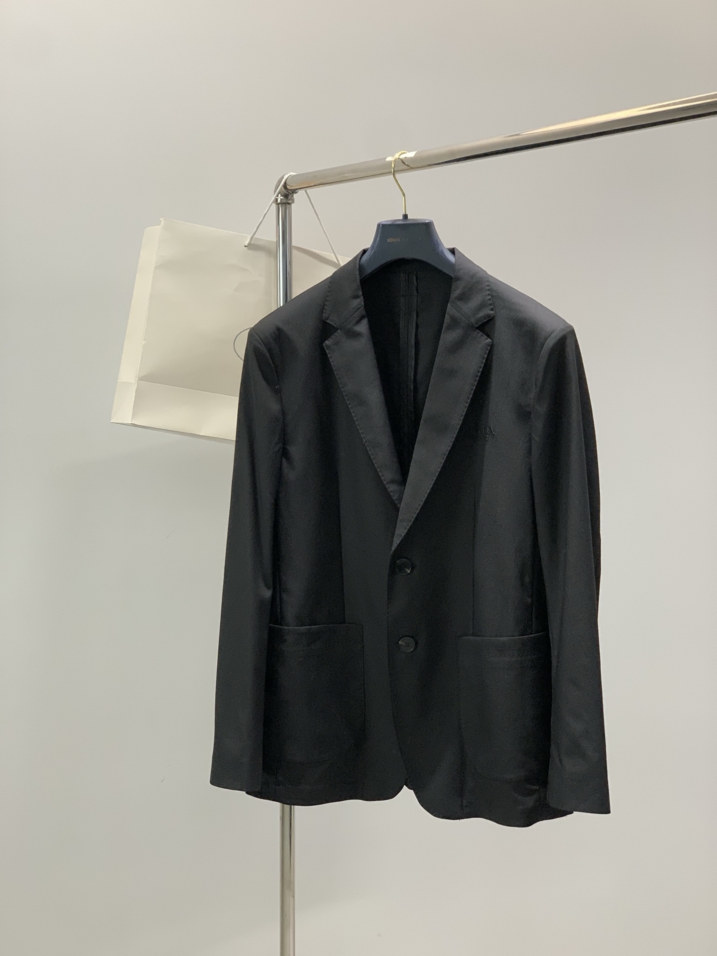 NO:756567,,PRADA Prada, the latest spring product of 2025, available at counters simultaneously, fashionable casual suit jacket, imported original fabric, extremely complicated workmanship, the only channel that can be used as a purchasing agent, top-notch embroidery crafts letter pattern logo, original hardware accessories decoration, extremely high grade, comfortable and versatile, handsome and stylish upper body, size M-3XL,,prada,prada,jackets & coats,business suit,19860909,PRADA 普拉达,2025春季最新品,专柜同步有售,时尚休闲西装外套,进口原版面料,做工极为复杂,唯一可以做代购级别的渠道狠货,顶级刺绣工艺字母图案logo,原版五金辅料装饰,档次极高,舒适百搭,上身帅气有型,码数M-3XL,,prada,prada,jackets & coats,business suit,,Men's clothing