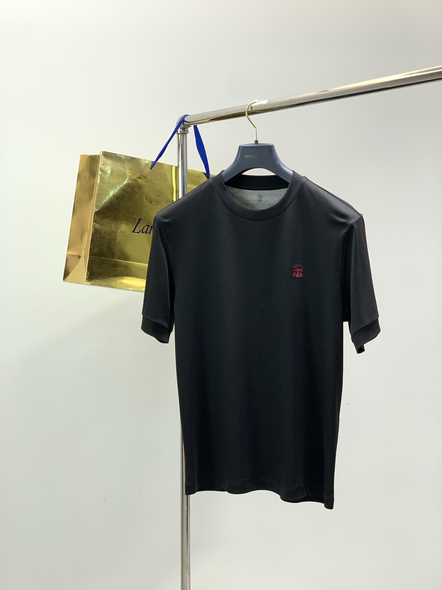 NO:756544,, Italian Divine Lion, the latest product for the summer of 2025, available at counters at the same time, original order, fashionable and casual round-neck short-sleeved T-shirt, made of imported original fabrics, top-notch embroidery technology, letter pattern decoration logo, extremely high-grade, comfortable and versatile, and the upper body is very handsome!  3 colors recommended, code size M-5Xl, T-shirt, tees, t-shirt,19860909,意大利神狮,2025夏季最新品,专柜同步有售,原单狠货,时尚休闲圆领短袖T恤,采用进口原版面料,顶级刺绣工艺字母图案装饰logo,档次极高,舒适百搭,上身帅气十足！3色推荐,码数M-5Xl,,T-shirt,tees，t-shirt,,Men's clothing