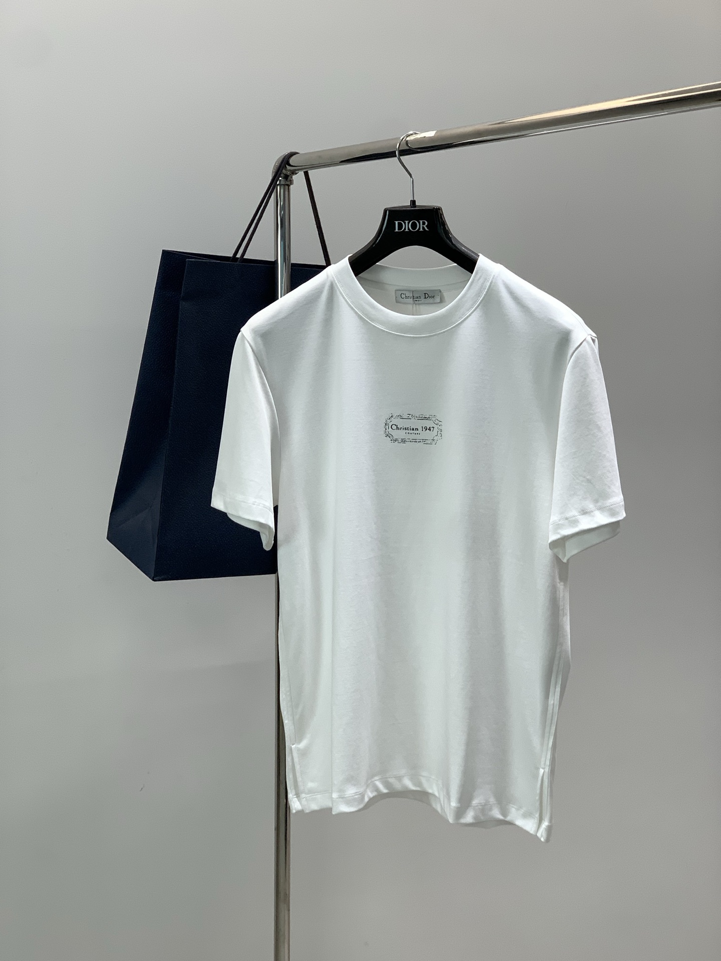 NO:756546,, Dior, 2025 new summer products, available at counters simultaneously, simple, fashionable and casual round-neck short-sleeved T-shirt, original imported fabric, comfortable and breathable, top-notch printing technology, letter pattern logo, extremely high-grade, unique design, fashionable and handsome upper body!  2 colors recommended, size M-5Xl, dior, dior, T-shirt, tees, t-shirt,19860909,Dior 迪奥, 2025夏季新品,专柜同步有售,简约时尚休闲圆领短袖T恤,原版进口面料,舒适透气,顶级印花工艺字母图案logo,档次极高,独特设计,上身时尚帅气！2色推荐,码数M-5Xl,,dior,dior,T-shirt,tees，t-shirt,,Men's clothing