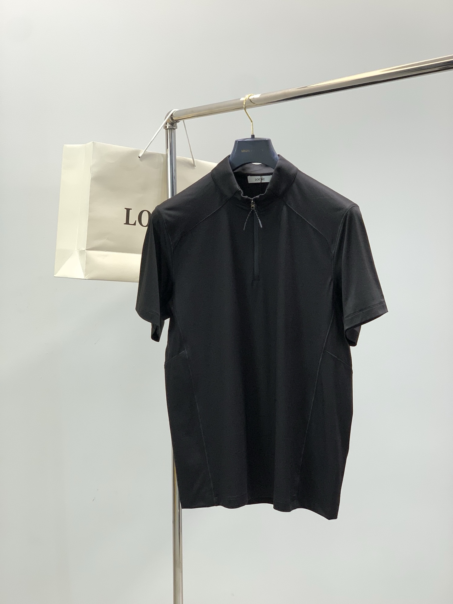 NO:756563,, Loewe Luo Yiwei, the latest model for spring and summer 2026, available at counters at the same time, original order, fashionable and casual stand-up collar short-sleeved T-shirt, the upper body is very unique!  Eye-catching and bright, imported original fabrics, top-notch printing technology, letter pattern decoration Logo, simple yet fashionable, classic atmosphere, comfortable and breathable, handsome and stylish upper body, 2 colors recommended, size M-5XL,, loewe, loewe, T-shirt, tees, t-shirt,19860909,Loewe 罗意威,2026春夏最新款,专柜同步有售,原单狠货,时尚休闲立领短袖T恤,上身很有特点！吸睛而有亮点,进口原版面料,顶级印花工艺字母图案装饰Logo,简单而不失时尚,经典大气,舒适透气,上身帅气有型,2色推荐,码数M-5XL,,loewe,loewe,T-shirt,tees，t-shirt,,Men's clothing