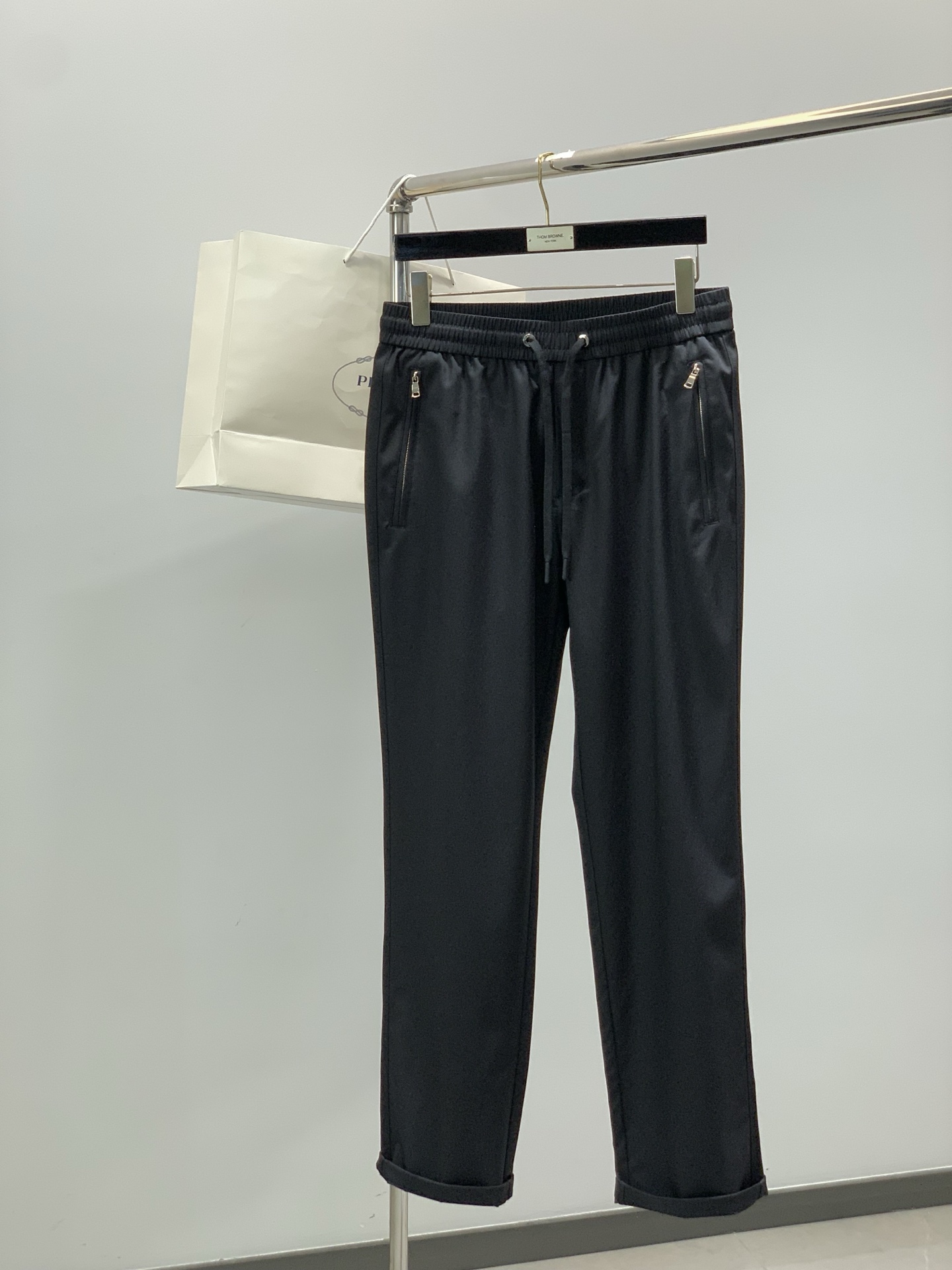 NO:756573,, PRADA Prada, 2026 spring latest products, available at counters simultaneously, fashionable casual pants, imported original fabrics, extremely complex workmanship, the only channel that can be used as a purchasing agent, top-notch patch embroidery craft letter pattern logo, original hardware accessories decoration, extremely high-grade, comfortable and versatile, handsome and stylish upper body, 2 colors recommended, size M-5XL,, prada, prada,19860909,PRADA 普拉达,2026春季最新品,专柜同步有售,时尚休闲裤,进口原版面料,做工极为复杂,唯一可以做代购级别的渠道狠货,顶级贴布刺绣工艺字母图案logo,原版五金辅料装饰,档次极高,舒适百搭,上身帅气有型,2色推荐,码数M-5XL,,prada,prada,,Men's clothing