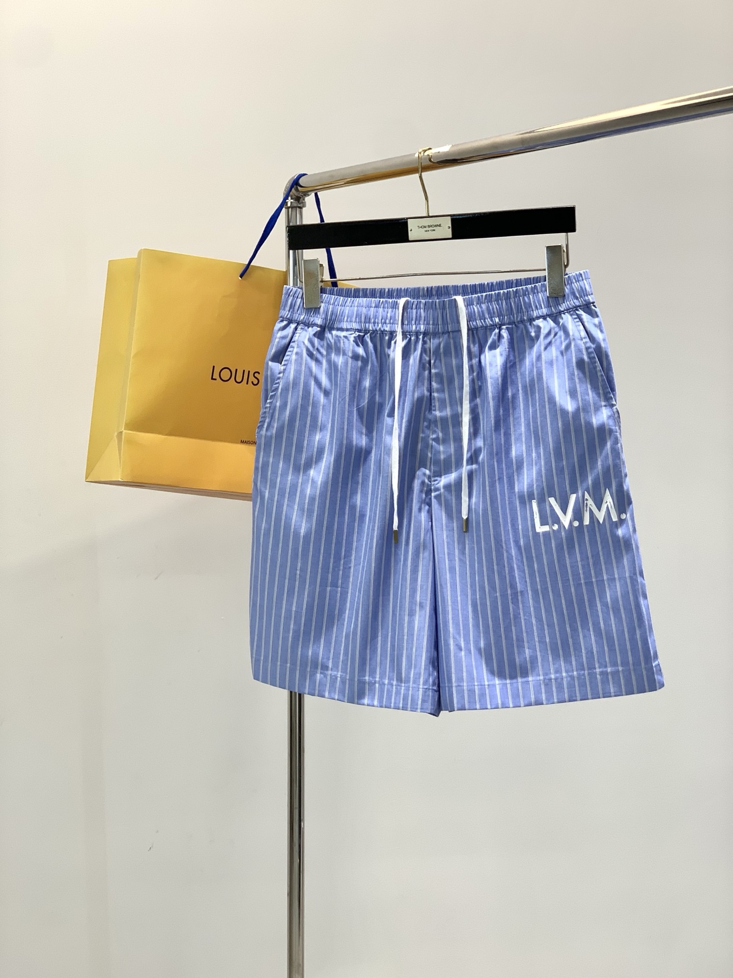 NO:756524,Clothes, shorts, Louis Vuitton, the latest 2026 spring and summer styles, available at counters simultaneously, original order, fashionable and casual short-sleeved shirt suit, the upper body is very unique!  Eye-catching and bright, imported original fabrics, top-notch printing technology letter pattern decoration Logo, simple yet fashionable, classic atmosphere, comfortable and breathable, handsome and stylish upper body, size S-XL size, bust length, shoulder width S7111448.5/ M72.550/ LVM L7412251.5 XL75.512653,, louis vuitton, louis vuitton, louis  vuitton,shorts,shirts,T-shirt,19860909衣服,短裤,LouisVuitton 路易威登,2026春夏最新款,专柜同步有售,原单狠货,时尚休闲短袖衬衫套装,上身很有特点！吸睛而有亮点,进口原版面料,顶级印花工艺字母图案装饰Logo,简单而不失时尚,经典大气,舒适透气,上身帅气有型,码数S-XL 码数衣长胸围肩宽 S7111448.5/ M72.550/ LVM L7412251.5 XL75.512653,,louis vuitton,louis vuitton,louis vuitton,shorts,shirts,T-shirt,,Men's clothing
