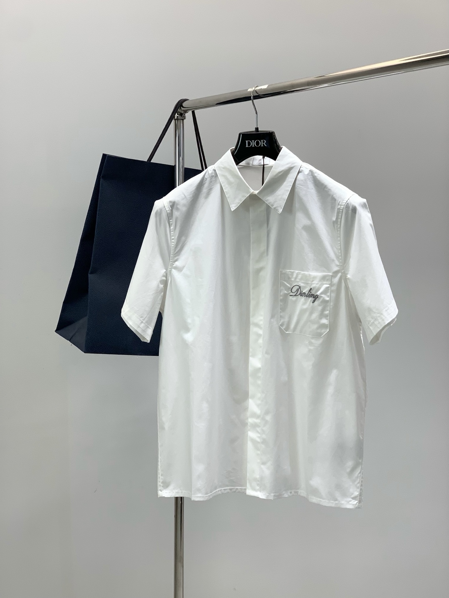 NO:756539,, Dior, 2026 spring and summer new products, available at counters simultaneously, simple, fashionable and casual short-sleeved shirt, original imported fabric, comfortable and breathable, top-notch embroidered letter pattern logo, extremely high-grade, unique design, fashionable and handsome upper body!  Size S-XL Size Length Bust Shoulder Width Sleeve Length S725643 M735844 L746045/ XL756246,,dior,dior,shirts,T-shirt,19860909,Dior 迪奥, 2026春夏新品,专柜同步有售,简约时尚休闲短袖衬衫,原版进口面料,舒适透气,顶级刺绣工艺字母图案logo,档次极高,独特设计,上身时尚帅气！码数S-XL 尺寸衣长胸围肩宽袖长 S725643 M735844 L746045/ XL756246,,dior,dior,shirts,T-shirt,,Men's clothing