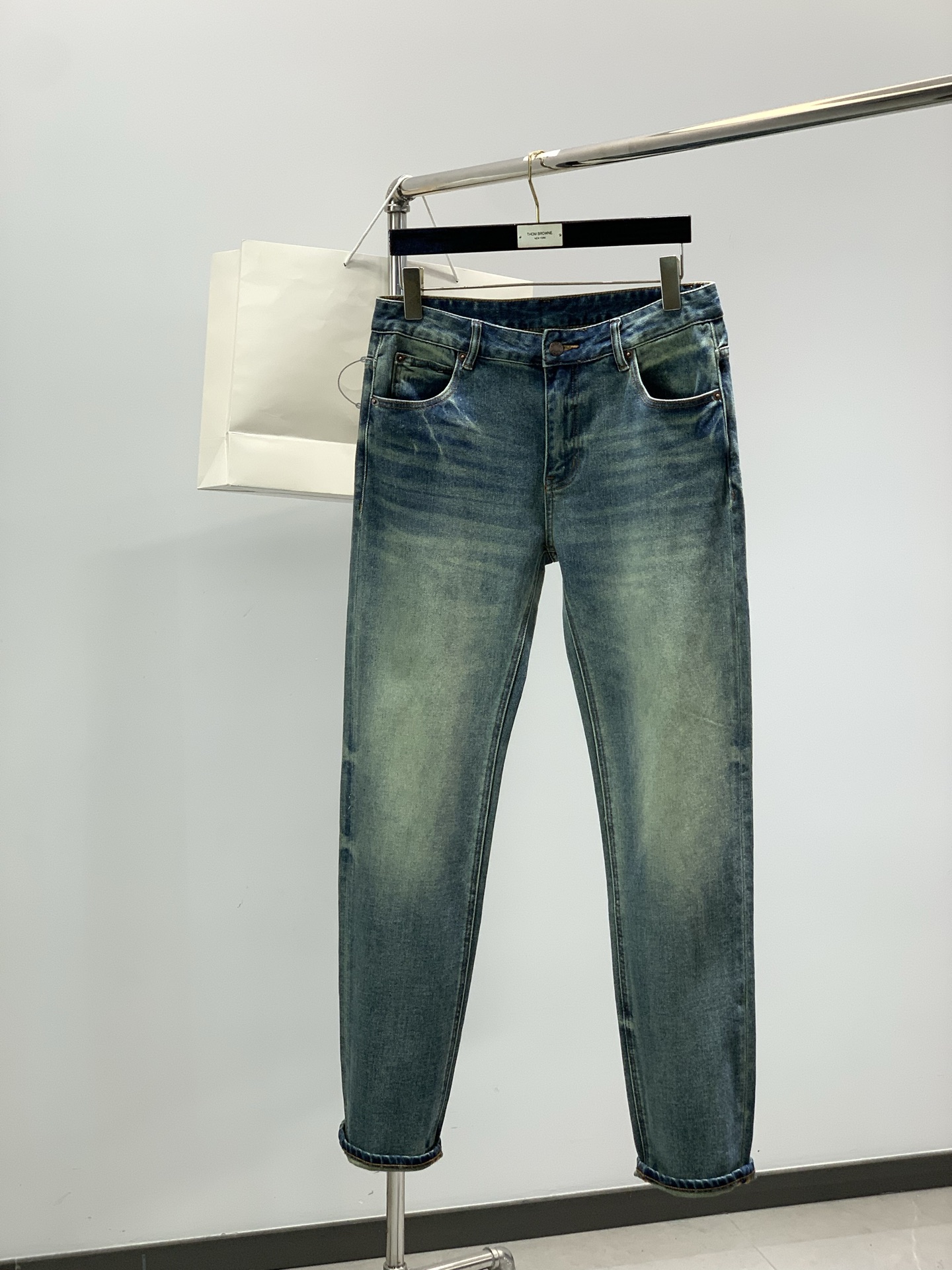 NO:756570,,PRADA Prada, the latest spring 2026 product, available at counters simultaneously, original goods, fashionable and casual washed jeans, imported original washed stretch fabric, comfortable and elastic, exquisite top embroidery craftsmanship letter pattern decorated logo, original hardware accessories decoration, handsome and stylish upper body, code number 29-38,, prada, prada, jeans,19860909,PRADA 普拉达,2026春季最新品,专柜同步有售,原单狠货,时尚休闲水洗牛仔裤,进口原版水洗弹力面料,舒适有弹性,精致顶级刺绣工艺字母图案装饰logo,原版五金辅料装饰,上身帅气有型,码数29-38,,prada,prada,jeans,,Men's clothing