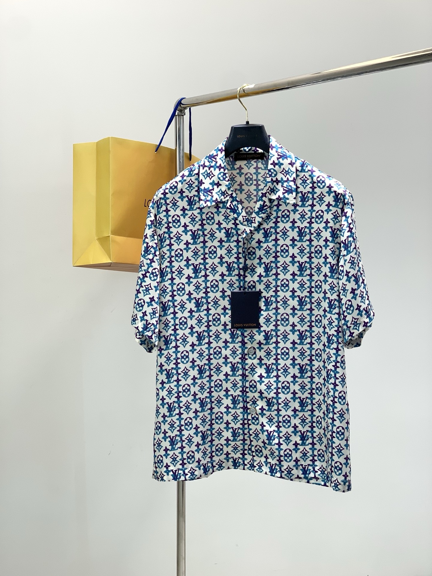 NO:756548,Clothes, shorts, Louis Vuitton, the latest 2026 spring and summer styles, available at counters simultaneously, original order, fashionable and casual short-sleeved shirt suit, the upper body is very unique!  Eye-catching and bright, imported original fabrics, top-notch printing technology letter pattern decoration logo, simple yet fashionable, classic atmosphere, comfortable and breathable, handsome and stylish upper body, size S-XL size SMLXL length 75767778 shoulder width 49505152 bust 56586062 hem SMLXL pants length 47484950 waist 73778185  Hips 112116120 Feet,,louis vuitton,louis vuitton,shorts,shirts,T-shirt,19860909衣服,短裤,LouisVuitton 路易威登,2026春夏最新款,专柜同步有售,原单狠货,时尚休闲短袖衬衫套装,上身很有特点！吸睛而有亮点,进口原版面料,顶级印花工艺字母图案装饰Logo,简单而不失时尚,经典大气,舒适透气,上身帅气有型,码数S-XL 尺码SMLXL 衣长75767778 肩宽49505152 胸围56586062 下摆 SMLXL 裤长47484950 腰围73778185 臀围112116120 脚口,,louis vuitton,louis vuitton,shorts,shirts,T-shirt,,Men's clothing