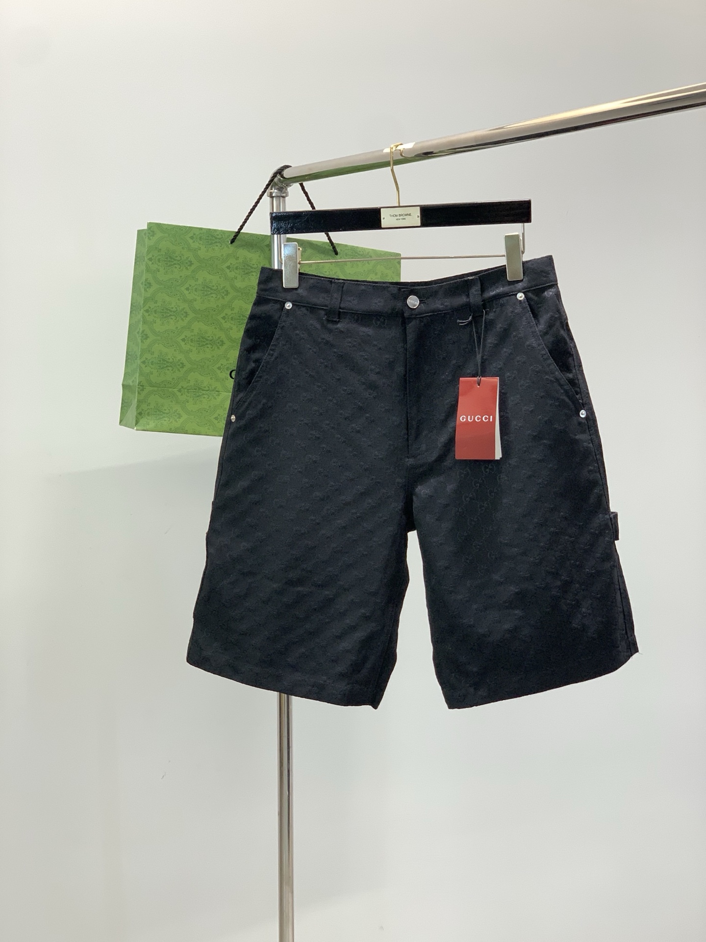 NO:756560,Clothes, shorts, Gucci, the latest 2026 spring and summer styles, available at counters simultaneously, original orders, fashionable and casual short-sleeved suits, the upper body is very unique!  Eye-catching and bright, imported original fabrics, top-quality jacquard crafts letter pattern decoration Logo, original hardware accessories decoration, simple yet fashionable, classic atmosphere, comfortable and breathable, handsome and stylish upper body, size S-XL,, gucci, gucci, shorts, T-shirt,19860909衣服,短裤,Gucci 古驰,2026春夏最新款,专柜同步有售,原单狠货,时尚休闲短袖套装,上身很有特点！吸睛而有亮点,进口原版面料,顶级提花工艺字母图案装饰Logo,原版五金辅料装饰,简单而不失时尚,经典大气,舒适透气,上身帅气有型,码数S-XL,,gucci,gucci,shorts,T-shirt,,Men's clothing