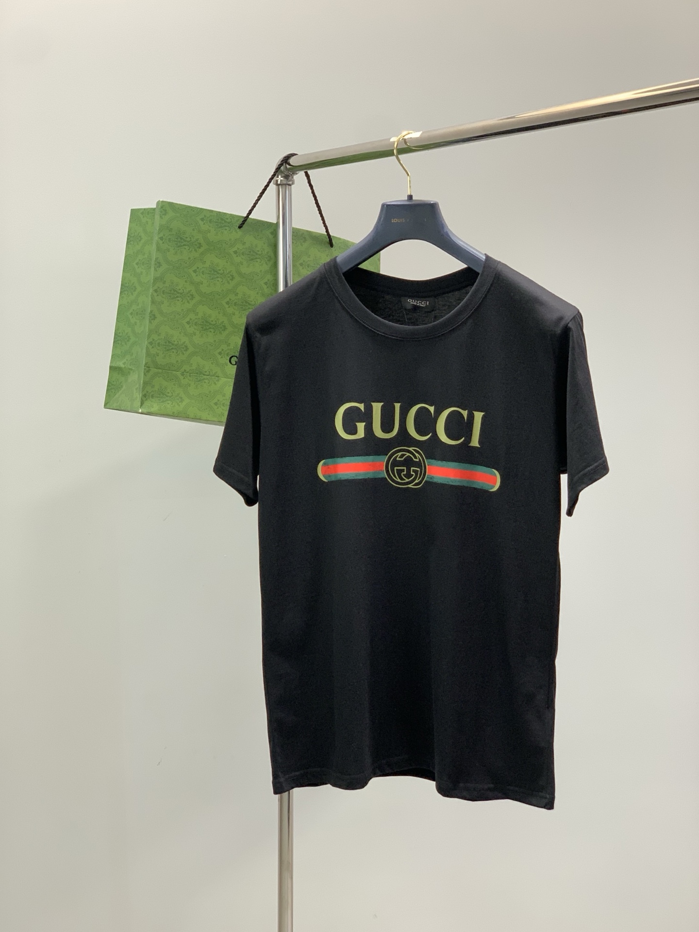 NO:756535,, Gucci Gucci, the latest model for spring and summer 2026, available at counters at the same time, original order, fashionable and casual round neck short-sleeved T-shirt, the upper body is very unique!  Eye-catching and bright, imported original fabrics, top-notch printing technology letter pattern decoration Logo, original hardware accessories decoration, simple yet fashionable, classic atmosphere, comfortable and breathable, handsome and stylish upper body, 2 colors recommended, size S-XL size SMLXL length 72737475 shoulder width 45.547.549.551.5 bust 109113117121  Hem 109113117121,,gucci,gucci,T-shirt,tees,t-shirt,19860909,Gucci 古驰,2026春夏最新款,专柜同步有售,原单狠货,时尚休闲圆领短袖T恤,上身很有特点！吸睛而有亮点,进口原版面料,顶级印花工艺字母图案装饰Logo,原版五金辅料装饰,简单而不失时尚,经典大气,舒适透气,上身帅气有型,2色推荐,码数S-XL 尺码SMLXL 衣长72737475 肩宽45.547.549.551.5 胸围109113117121 下摆109113117121,,gucci,gucci,T-shirt,tees，t-shirt,,Men's clothing