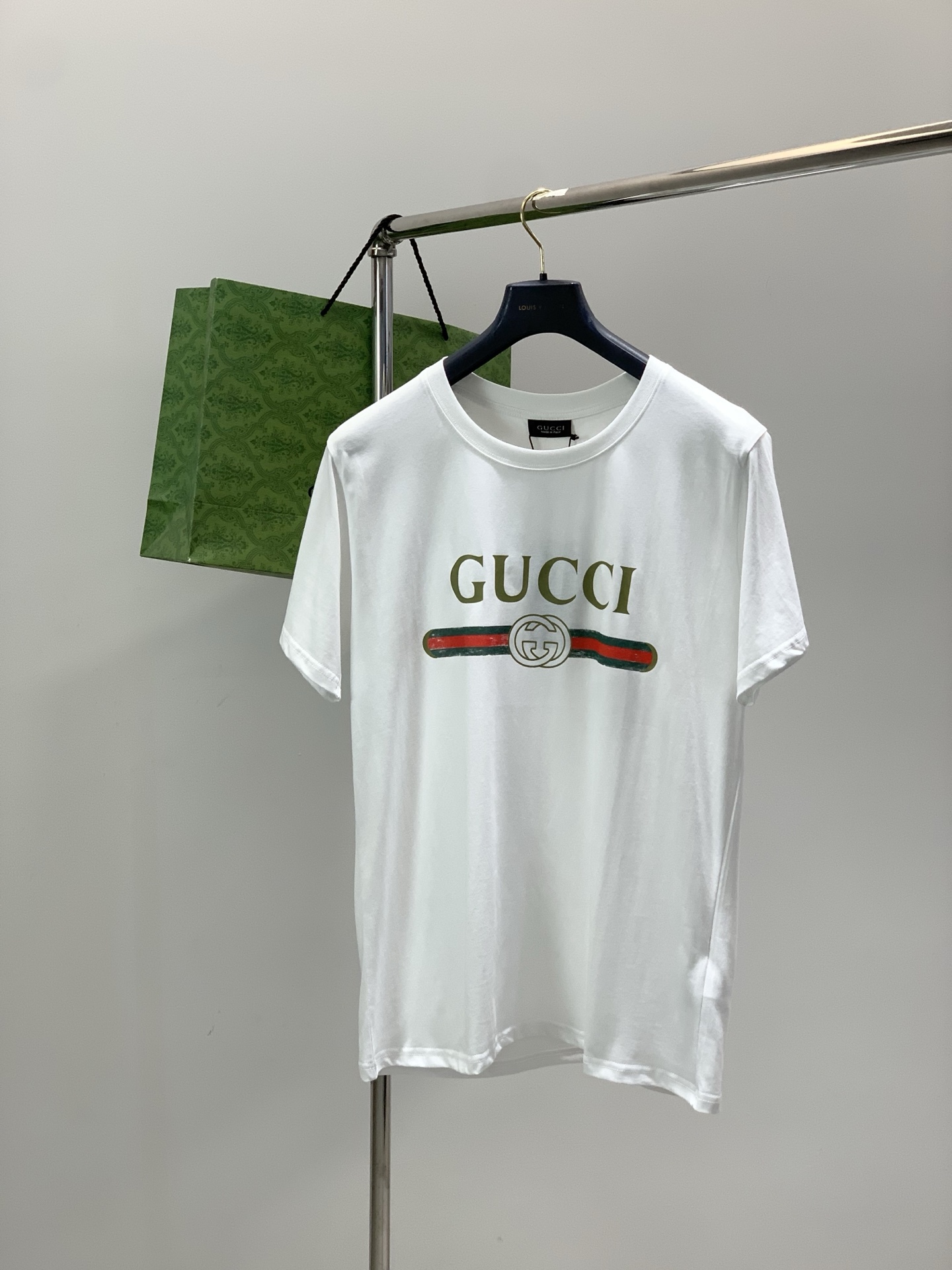 NO:756552,, Gucci Gucci, the latest model for spring and summer 2026, available at counters at the same time, original order, fashionable and casual round neck short-sleeved T-shirt, the upper body is very unique!  Eye-catching and bright, imported original fabrics, top-notch printing technology letter pattern decoration Logo, original hardware accessories decoration, simple yet fashionable, classic atmosphere, comfortable and breathable, handsome and stylish upper body, 2 colors recommended, size S-XL size SMLXL length 72737475 shoulder width 45.547.549.551.5 bust 109113117121  Hem 109113117121,,gucci,gucci,T-shirt,tees,t-shirt,19860909,Gucci 古驰,2026春夏最新款,专柜同步有售,原单狠货,时尚休闲圆领短袖T恤,上身很有特点！吸睛而有亮点,进口原版面料,顶级印花工艺字母图案装饰Logo,原版五金辅料装饰,简单而不失时尚,经典大气,舒适透气,上身帅气有型,2色推荐,码数S-XL 尺码SMLXL 衣长72737475 肩宽45.547.549.551.5 胸围109113117121 下摆109113117121,,gucci,gucci,T-shirt,tees，t-shirt,,Men's clothing