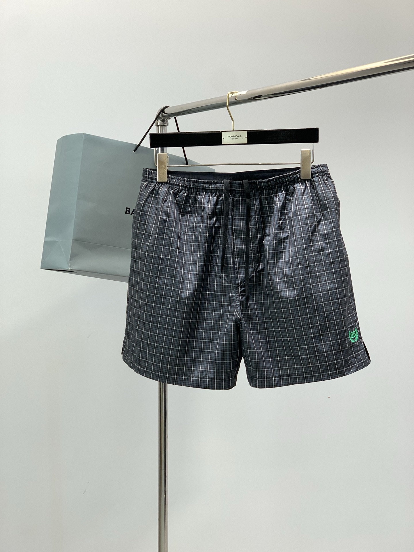 NO:756566,, Balenciaga, 2026 spring and summer latest products, available at counters simultaneously, original goods, fashionable casual shorts, imported original fabrics, comfortable and elastic, top-notch embroidery crafts letter pattern logo, original hardware accessories decoration, super correct version, comfortable and breathable, counter quality, handsome and stylish upper body, complete three standards, size S-XL size SMLXL pants length 42434445  Waist 66707478 Sitting 118122126130 Pants,,balenciaga,balenciaga,shorts,19860909,Balenciaga 巴黎世家,2026春夏最新品,专柜同步有售,原单狠货,时尚休闲短裤,进口原版面料,舒适有弹性,顶级刺绣工艺字母图案Logo,原版五金辅料装饰,版型超正,舒适透气,专柜品质,上身帅气有型,三标齐全,码数S-XL 尺码SMLXL 裤长42434445 腰围66707478 坐围118122126130 裤脚,,balenciaga,balenciaga,shorts,,Men's clothing