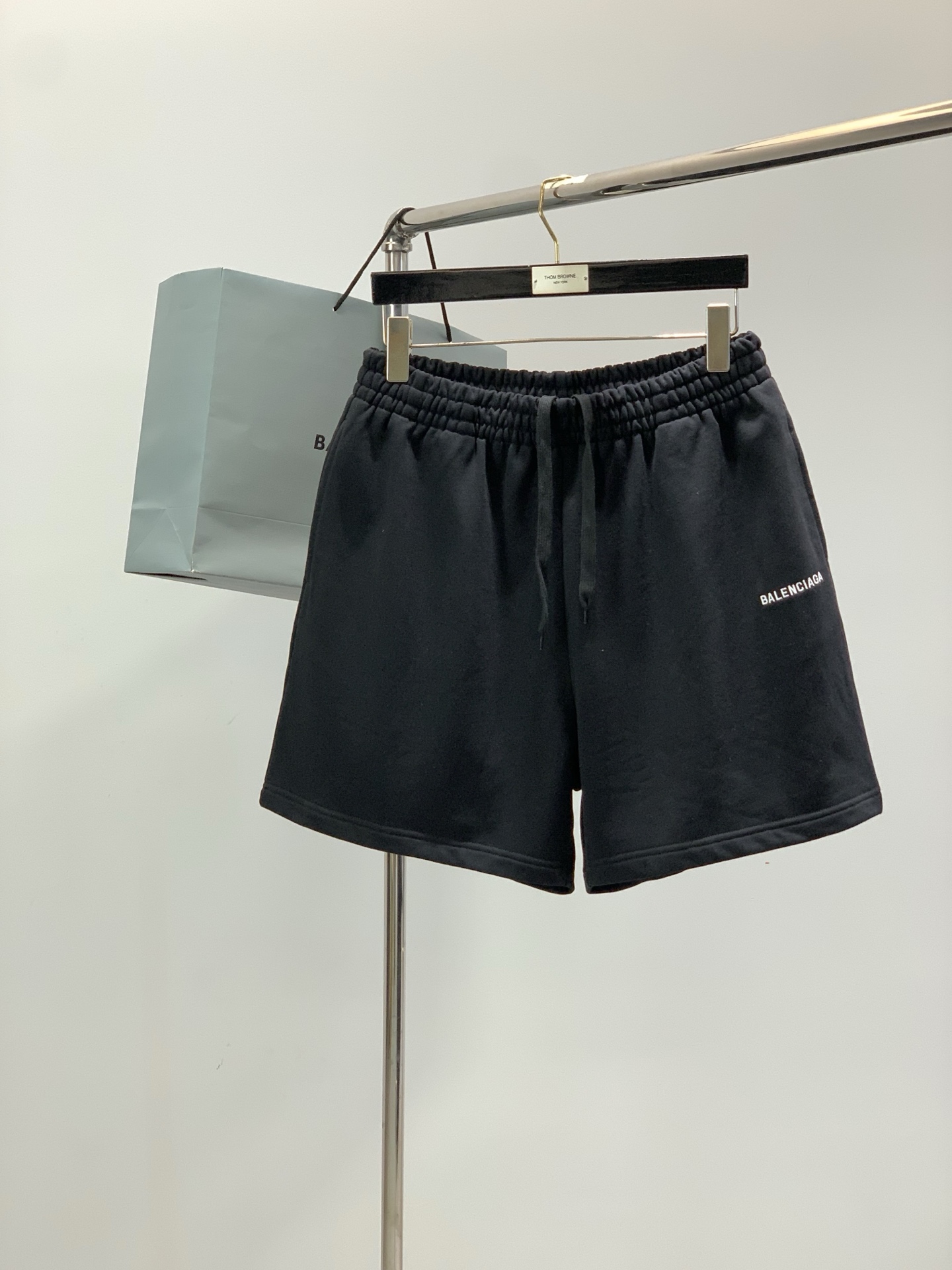 NO:756553,, Balenciaga, 2026 spring and summer latest products, available at counters simultaneously, original goods, fashionable casual shorts, imported original fabrics, comfortable and elastic, top embroidery crafts letter pattern logo, original hardware accessories decoration, super correct version, comfortable and breathable, counter quality, handsome and stylish upper body, complete three standards, 2 colors recommended, code number XS-L size XSSML pants length 46474849  Waist 36384042 Hips 60626466 Pants,,balenciaga,balenciaga,shorts,19860909,Balenciaga 巴黎世家,2026春夏最新品,专柜同步有售,原单狠货,时尚休闲短裤,进口原版面料,舒适有弹性,顶级刺绣工艺字母图案Logo,原版五金辅料装饰,版型超正,舒适透气,专柜品质,上身帅气有型,三标齐全,2色推荐,码数XS-L 尺码XSSML 裤长46474849 腰围36384042 臀围60626466 裤脚,,balenciaga,balenciaga,shorts,,Men's clothing