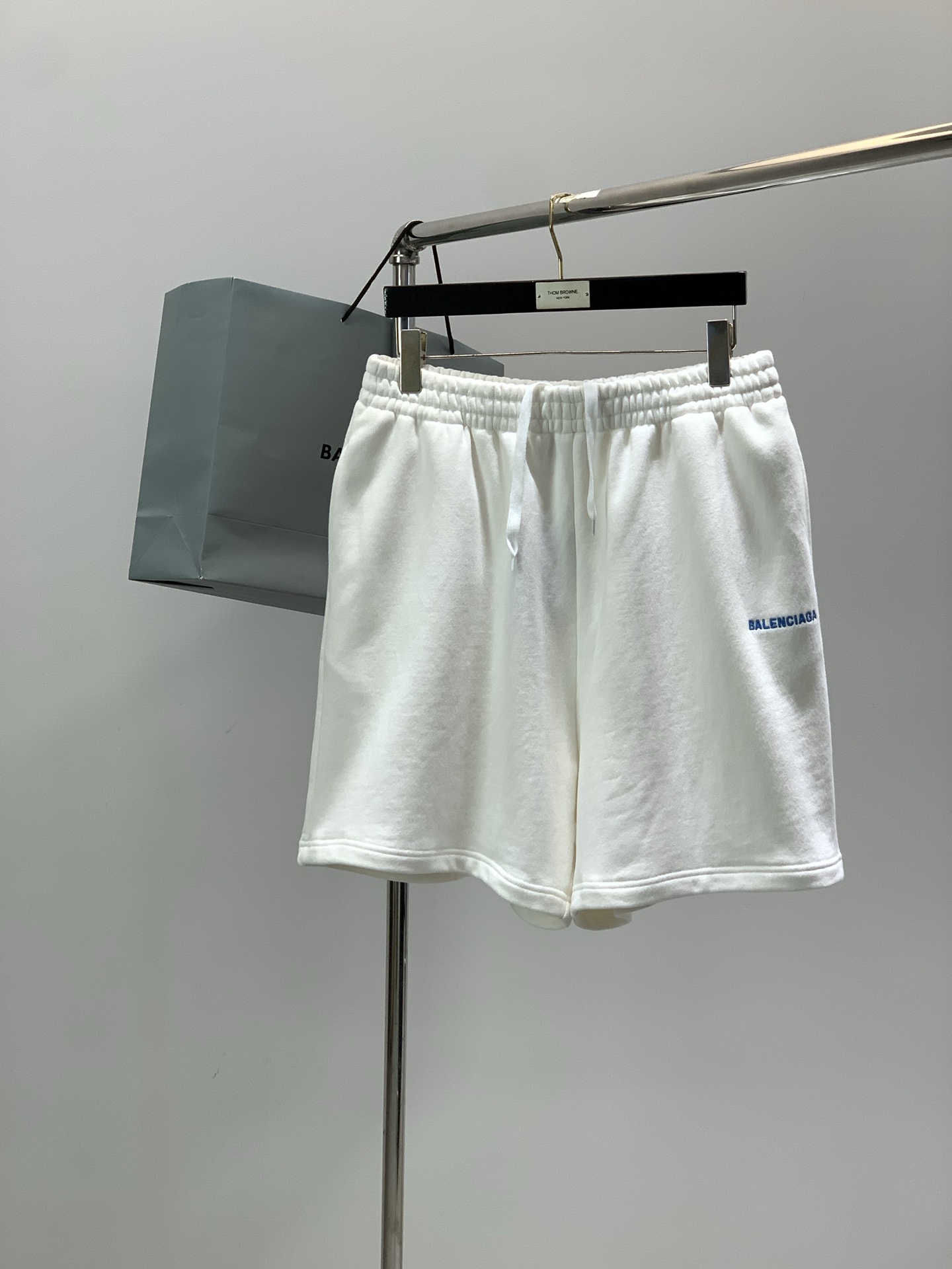 NO:756554,, Balenciaga, 2026 spring and summer latest products, available at counters simultaneously, original goods, fashionable casual shorts, imported original fabrics, comfortable and elastic, top embroidery crafts letter pattern logo, original hardware accessories decoration, super correct version, comfortable and breathable, counter quality, handsome and stylish upper body, complete three standards, 2 colors recommended, code number XS-L size XSSML pants length 46474849  Waist 36384042 Hips 60626466 Pants,,balenciaga,balenciaga,shorts,19860909,Balenciaga 巴黎世家,2026春夏最新品,专柜同步有售,原单狠货,时尚休闲短裤,进口原版面料,舒适有弹性,顶级刺绣工艺字母图案Logo,原版五金辅料装饰,版型超正,舒适透气,专柜品质,上身帅气有型,三标齐全,2色推荐,码数XS-L 尺码XSSML 裤长46474849 腰围36384042 臀围60626466 裤脚,,balenciaga,balenciaga,shorts,,Men's clothing