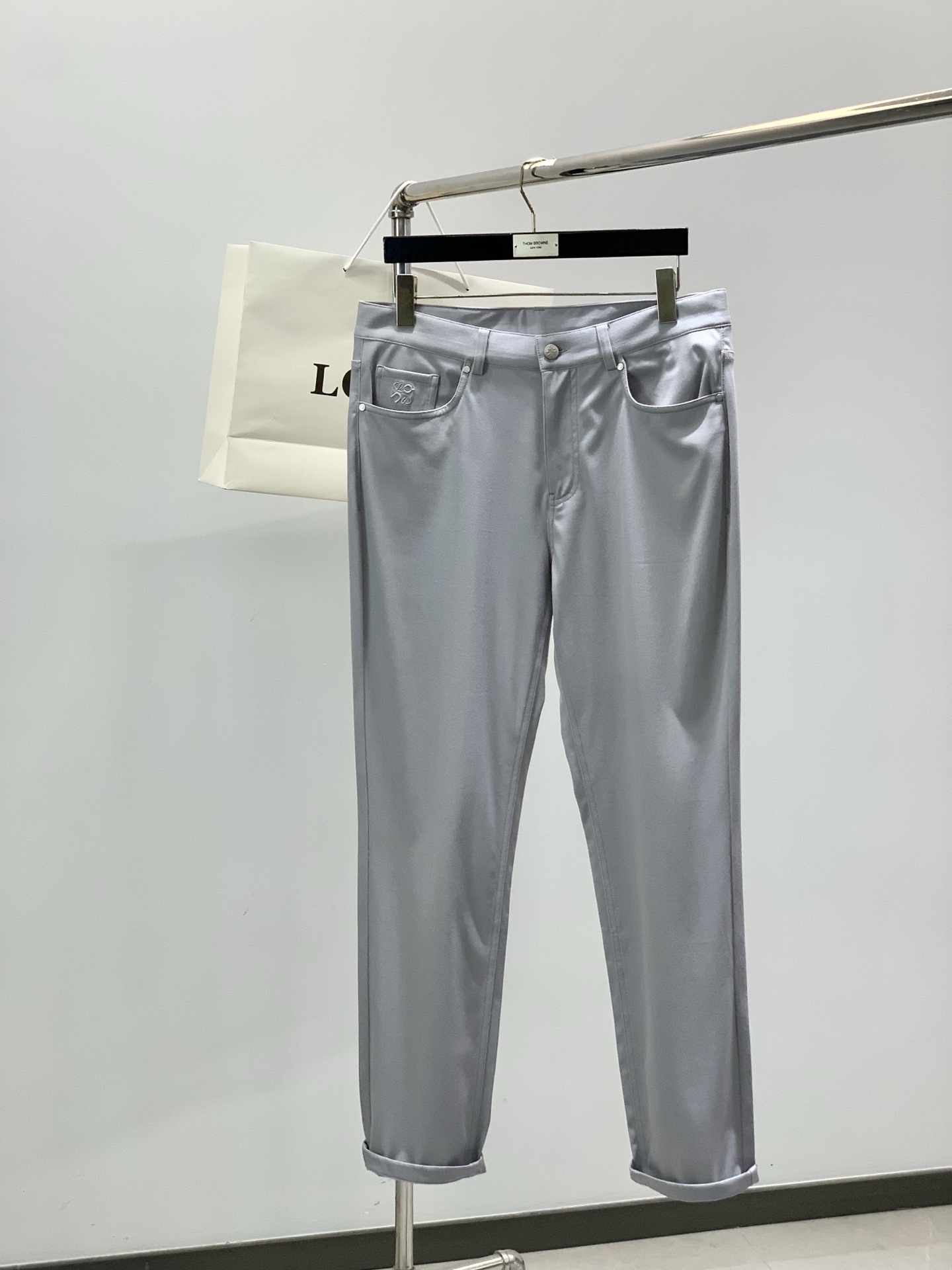 NO:756533,, Loewe Loewe, 2026 spring new products, available at counters simultaneously, original goods, fashionable casual pants, made of imported original washed stretch fabrics, top-notch embroidered embossed letter pattern logo, original hardware accessories decoration, unique design, fashionable and handsome upper body, 2 colors recommended, code number 30-36,, loewe, loewe,19860909,Loewe罗意威,2026春季新品,专柜同步有售,原单狠货,时尚休闲裤,采用进口原版水洗弹力面料,顶级刺绣浮雕工艺字母图案logo,原版五金辅料装饰,独特设计,上身时尚帅气,2色推荐,码数30-36,,loewe,loewe,,Men's clothing