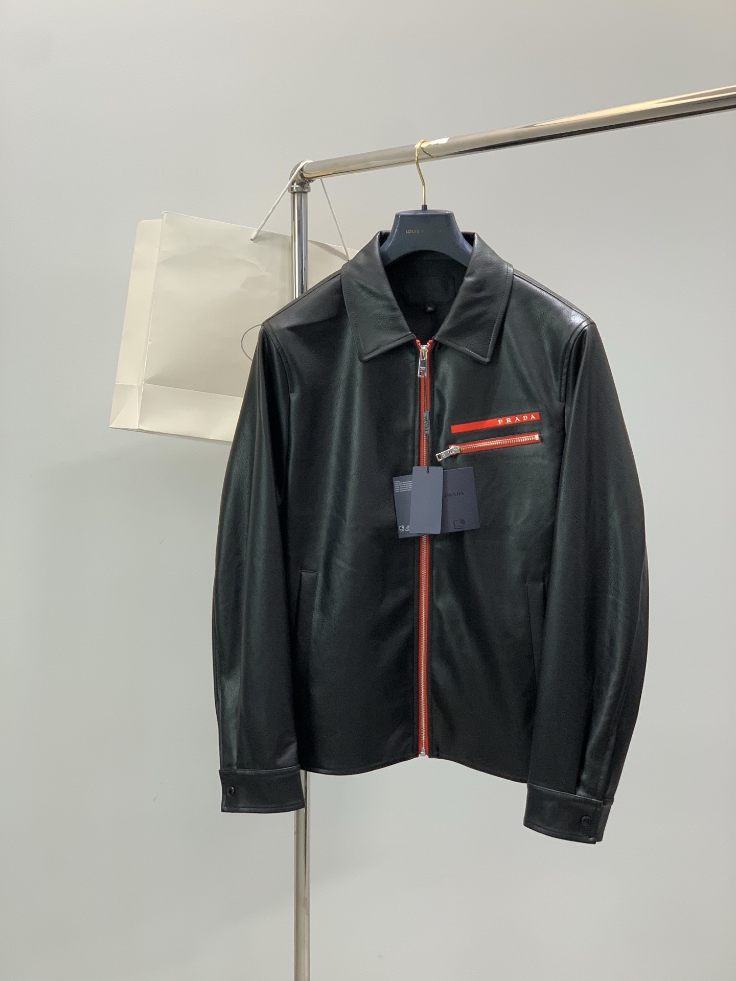 NO:756549,, PRADA, the latest spring product of 2026, available at counters simultaneously, fashionable and casual leather jacket, imported original fabrics, extremely complex workmanship, the only channel that can be used as a purchasing agent, top-notch rubber printing process letter pattern logo, original hardware accessories decoration, extremely high-grade, comfortable and versatile, handsome and stylish upper body, size M-3XL specifications, bust length, sleeve length M6210460.5 L6410862  XL6611263.5 XXL6811465 XXXL6911866,,prada,prada,jackets & coats,leather jacket,19860909,PRADA 普拉达,2026春季最新品,专柜同步有售,时尚休闲皮衣外套,进口原版面料,做工极为复杂,唯一可以做代购级别的渠道狠货,顶级印胶工艺字母图案logo,原版五金辅料装饰,档次极高,舒适百搭,上身帅气有型,码数M-3XL 规格衣长胸围袖长 M6210460.5 L6410862 XL6611263.5 XXL6811465 XXXL6911866,,prada,prada,jackets & coats,leather jacket,,Men's clothing