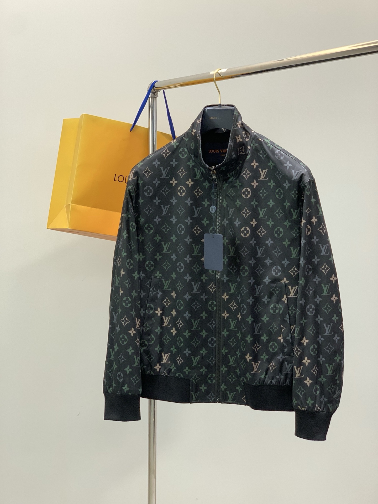 NO:756541,, Louis Vuitton, the latest model for spring 2026, available at counters simultaneously, original order, fashionable and casual stand-up collar jacket, the upper body is very unique!  Eye-catching and bright, imported original fabrics, top-notch printing technology letter pattern decoration Logo, original hardware accessories decoration, simple yet fashionable, classic atmosphere, comfortable and breathable, handsome and stylish upper body, size M-3XL,, louis vuitton, louis vuitton, jackets & coats, jackets & coats,19860909,LouisVuitton 路易威登,2026春季最新款,专柜同步有售,原单狠货,时尚休闲立领夹克外套,上身很有特点！吸睛而有亮点,进口原版面料,顶级印花工艺字母图案装饰Logo,原版五金辅料装饰,简单而不失时尚,经典大气,舒适透气,上身帅气有型,码数M-3XL,,louis vuitton,louis vuitton,jackets & coats,jackets & coats,,Men's clothing