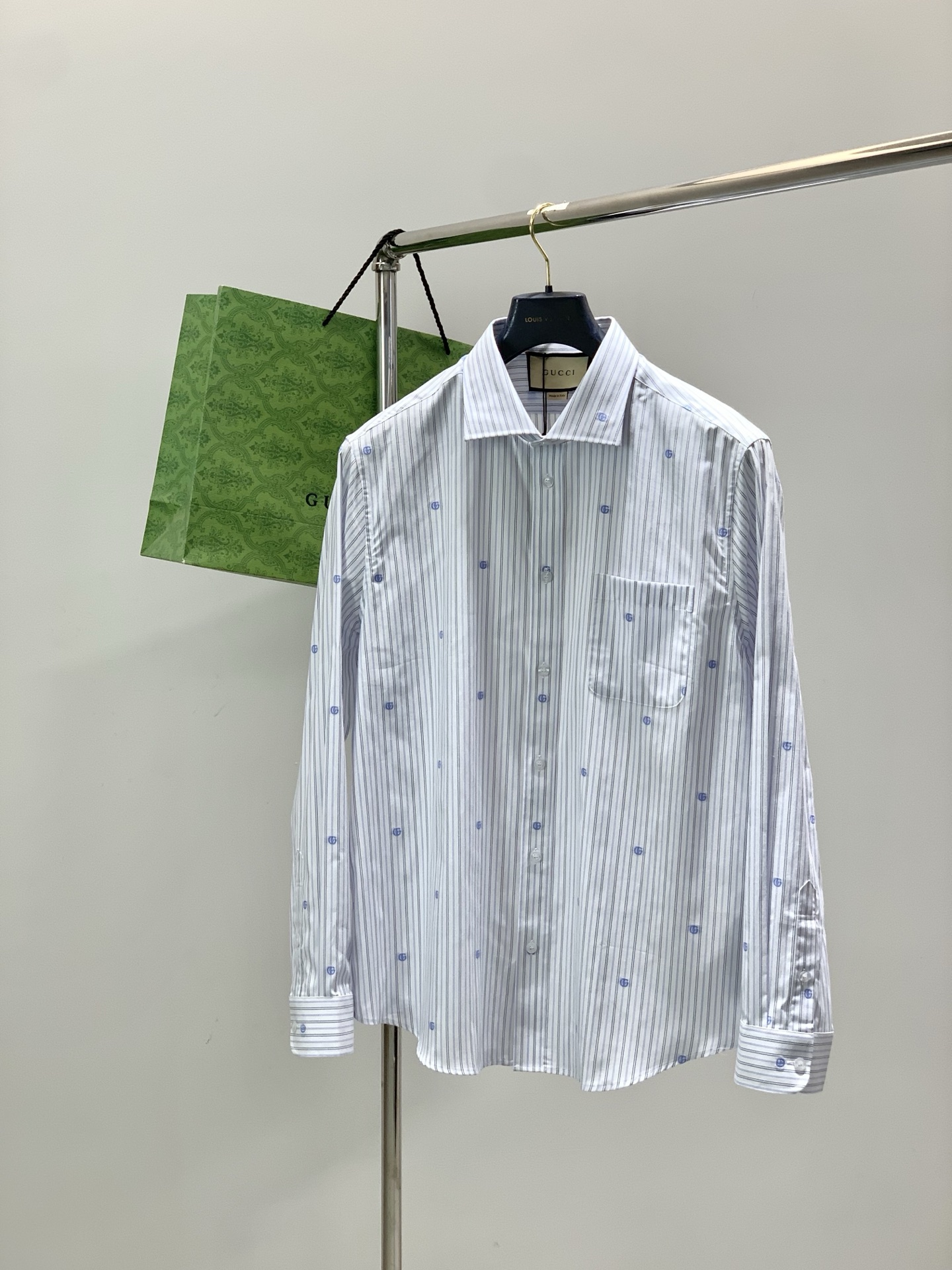 NO:756547,, Gucci, the latest spring 2026 style, available at counters simultaneously, original order, fashionable and casual long-sleeved shirt, the upper body is very unique!  Eye-catching and bright, imported original fabrics, top embroidery craftsmanship letter pattern decoration Logo, original hardware accessories decoration, simple yet fashionable, classic atmosphere, comfortable and breathable, handsome and stylish upper body, size S-XL,, gucci, gucci, shirts,19860909,Gucci 古驰,2026春季最新款,专柜同步有售,原单狠货,时尚休闲长袖衬衫,上身很有特点！吸睛而有亮点,进口原版面料,顶级刺绣工艺字母图案装饰Logo,原版五金辅料装饰,简单而不失时尚,经典大气,舒适透气,上身帅气有型,码数S-XL,,gucci,gucci,shirts,,Men's clothing