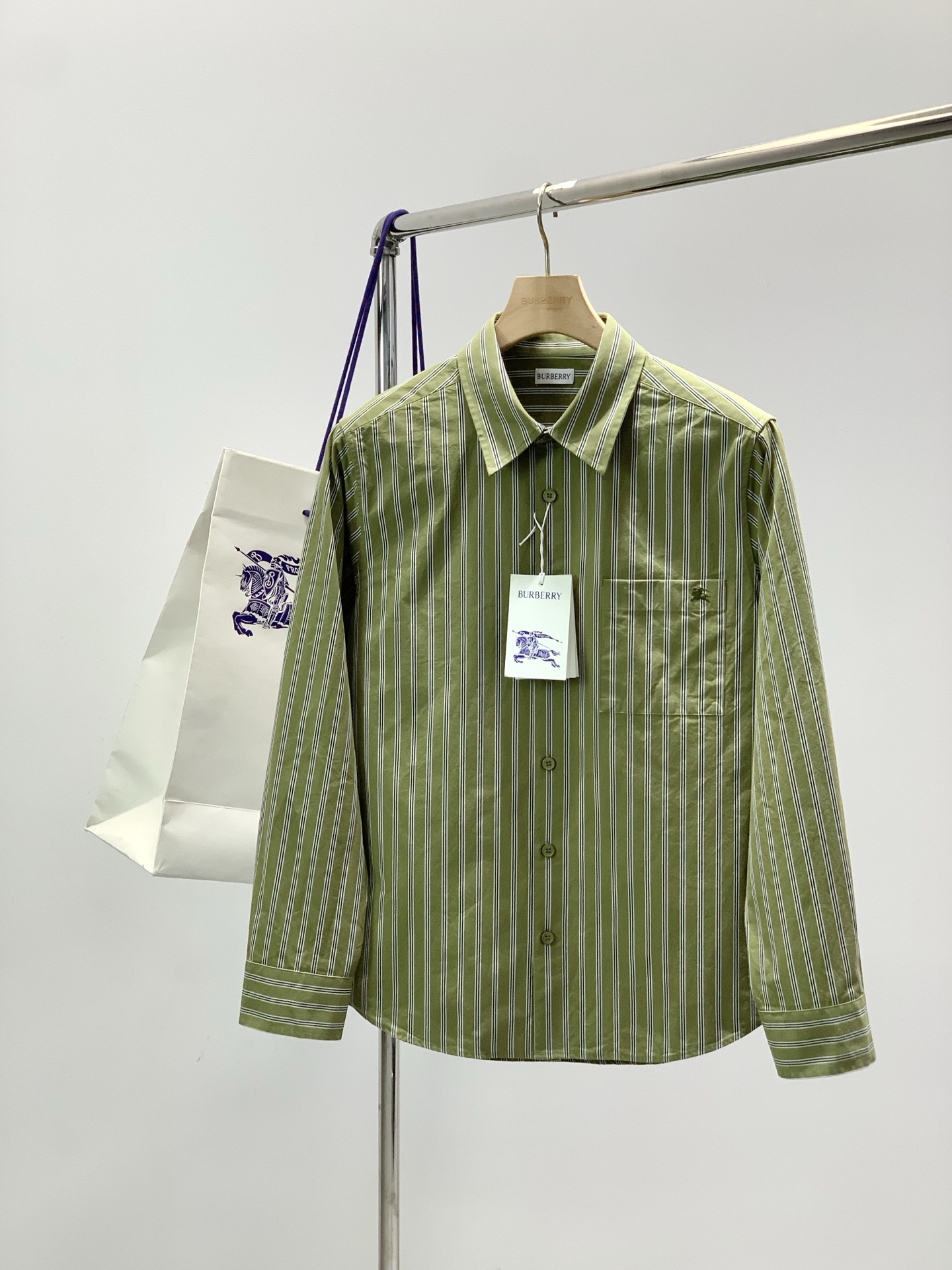 NO:756557,, Burberry, 2026 spring latest products, available at counters simultaneously, original goods, fashionable and casual long-sleeved shirts, imported original fabrics, the upper body is comfortable and breathable, top-notch embroidery technology letter pattern decoration logo, extremely high grade, comfortable and versatile, the upper body is very handsome, size S-XL,, burberry, burberry, shirts,19860909,Burberry 巴宝莉,2026春季最新品,专柜同步有售,原单狠货,时尚休闲长袖衬衫,进口原版面料,上身舒适透气,顶级刺绣工艺字母图案装饰logo,档次极高,舒适百搭,上身帅气十足,码数S-XL,,burberry,burberry,shirts,,Men's clothing