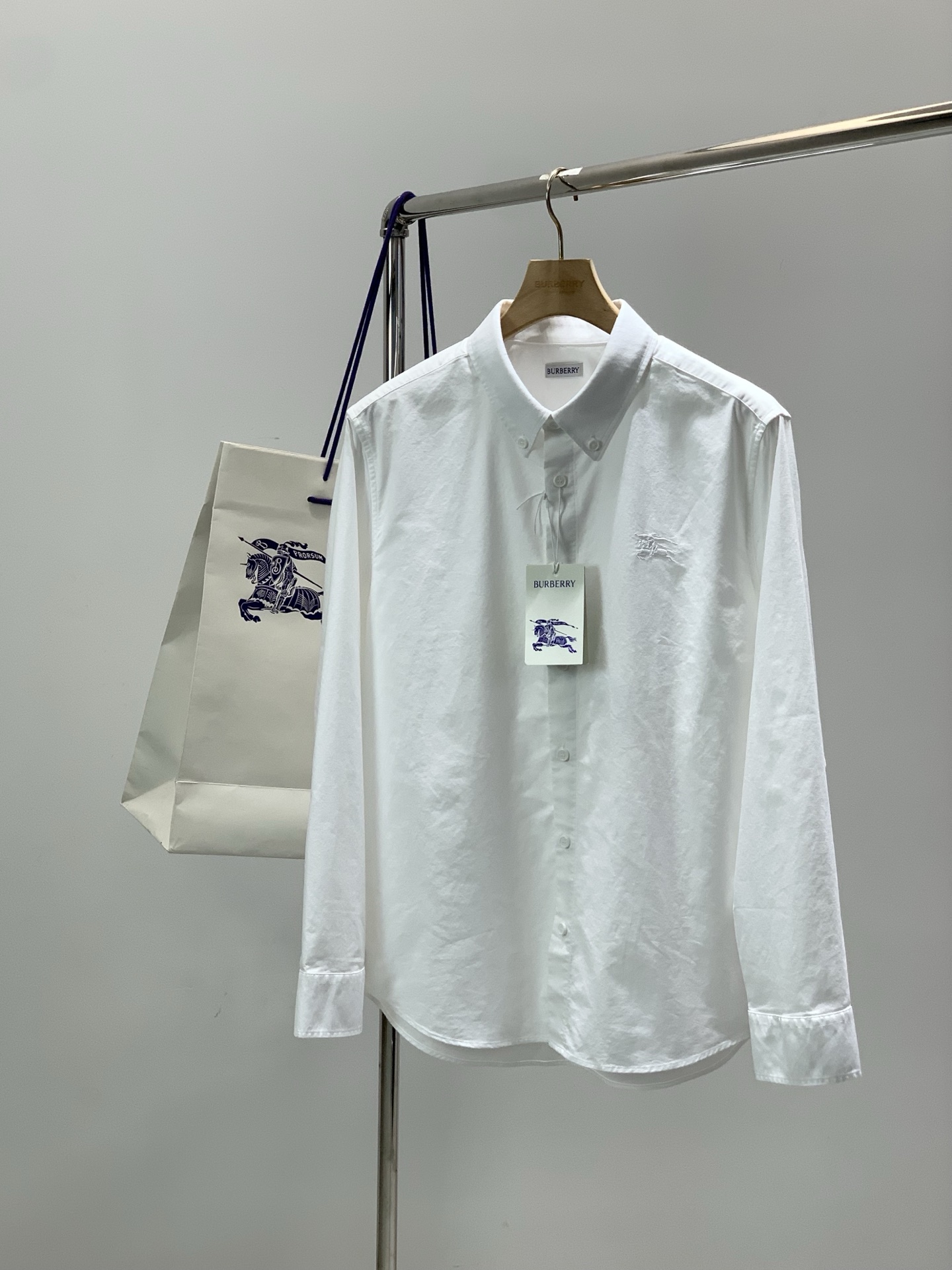 NO:756543,, Burberry, 2026 spring latest products, available at counters simultaneously, original goods, fashionable and casual long-sleeved shirts, imported original fabrics, the upper body is comfortable and breathable, top-notch embroidery technology letter pattern decoration logo, extremely high grade, comfortable and versatile, the upper body is very handsome, 2 colors recommended, size S-XL,, burberry, burberry, shirts,19860909,Burberry 巴宝莉,2026春季最新品,专柜同步有售,原单狠货,时尚休闲长袖衬衫,进口原版面料,上身舒适透气,顶级刺绣工艺字母图案装饰logo,档次极高,舒适百搭,上身帅气十足,2色推荐,码数S-XL,,burberry,burberry,shirts,,Men's clothing