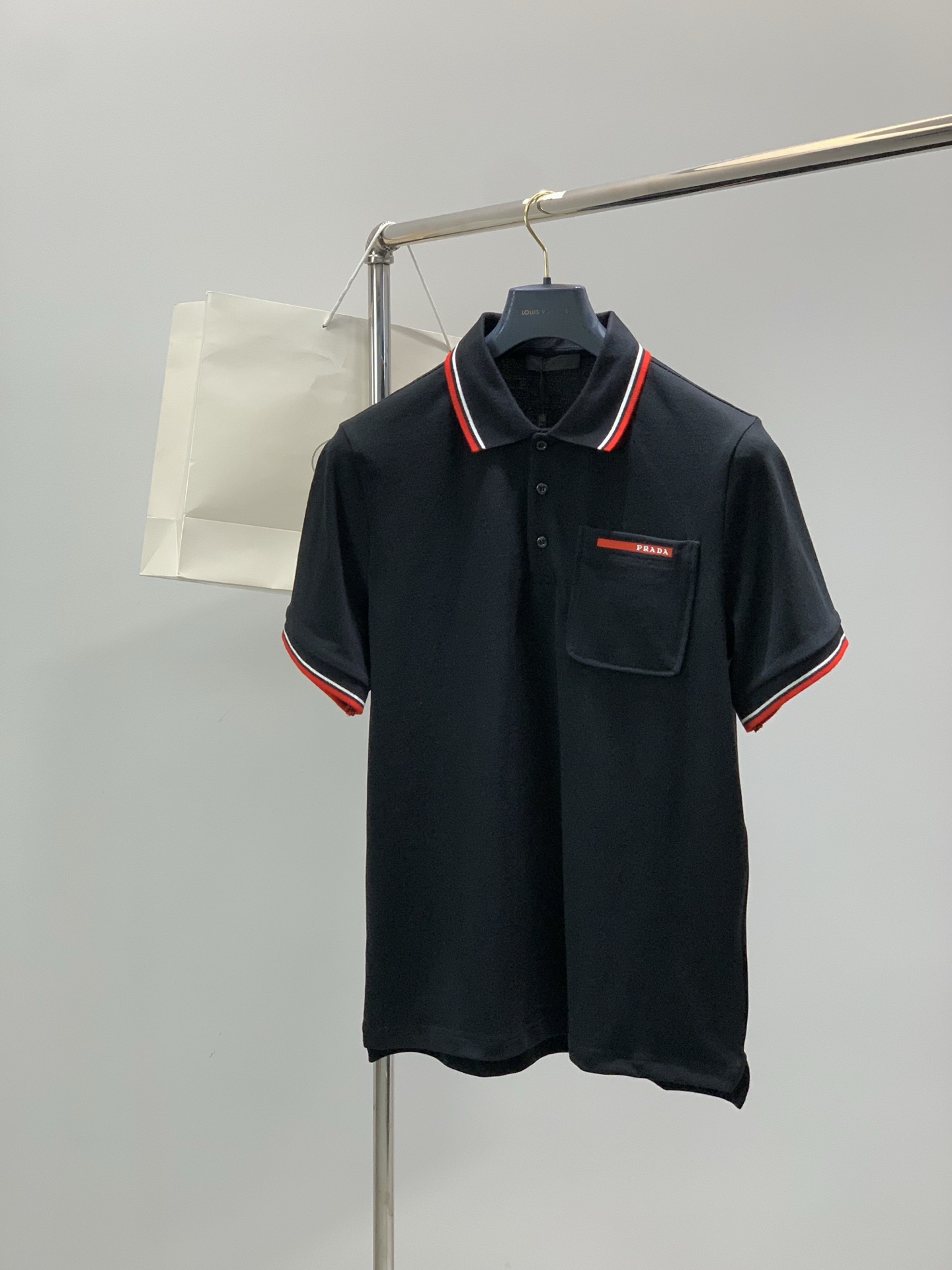 NO:756537,, PRADA, 2026 spring and summer latest products, available at counters simultaneously, fashionable and casual lapel short-sleeved T-shirt, imported original fabric, extremely complex workmanship, the only channel that can be used as a purchasing agent, top-grade rubber printing process letter pattern logo, extremely high-grade, comfortable and versatile, handsome and stylish upper body, 2 colors recommended, size S-XL size measurement method SMLXL difference clothing length shoulder point 697071720.5  Shoulder width 424344451 Bust 525456580.5 Sleeve length 222324250.5, prada, prada, T-shirt, tees, t-shirt,19860909,PRADA 普拉达,2026春夏最新品,专柜同步有售,时尚休闲翻领短袖T恤,进口原版面料,做工极为复杂,唯一可以做代购级别的渠道狠货,顶级印胶工艺字母图案logo,档次极高,舒适百搭,上身帅气有型,2色推荐,码数S-XL 码数度量方法SMLXL差数 衣长肩点量697071720.5 肩宽424344451 胸围525456580.5 袖长222324250.5,,prada,prada,T-shirt,tees，t-shirt,,Men's clothing