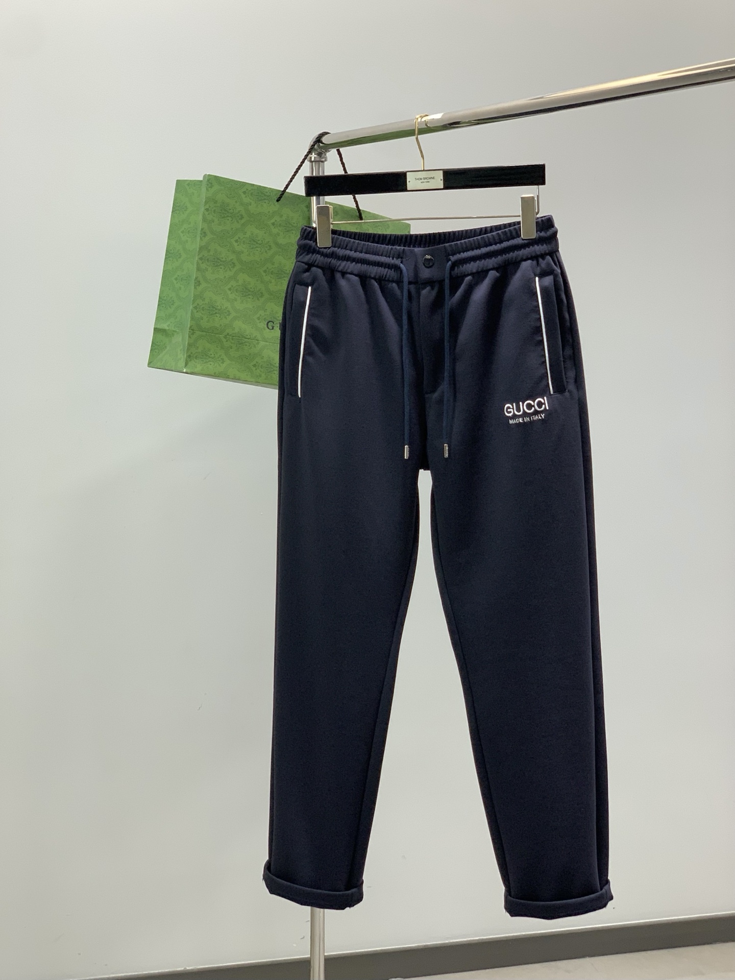 NO:756536,, GUCCI Gucci, 2026 spring latest products, available at counters simultaneously, original goods, fashionable casual pants, imported original fabrics, comfortable and breathable, unique design style, top embroidery technology letter pattern logo, original hardware accessories decoration, extremely high grade, handsome and stylish upper body, 2 colors recommended, size M-3XL,,gucci,gucci,19860909,GUCCI 古驰,2026春季最新品,专柜同步有售,原单狠货,时尚休闲裤,进口原版面料,舒适透气,独特设计风格,顶级刺绣工艺字母图案logo,原版五金辅料装饰,档次极高,上身帅气有型,2色推荐,码数M-3XL,,gucci,gucci,,Men's clothing