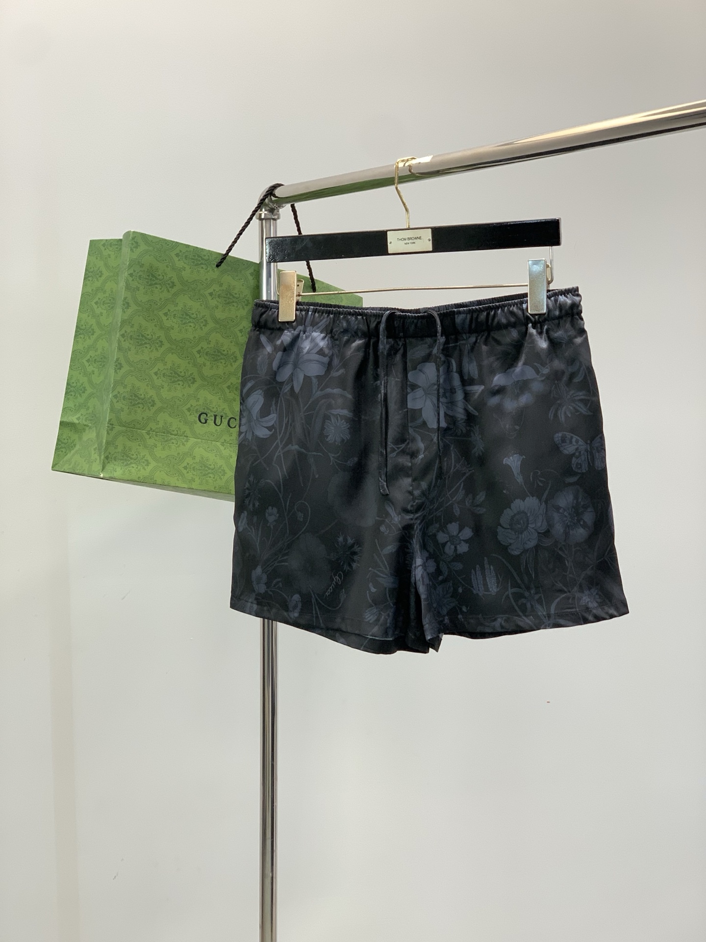 NO:756555,Clothes, shorts, Gucci, 2026 summer latest styles, available at counters simultaneously, original orders, fashionable casual suits, the upper body is very unique!  Eye-catching and bright, imported original fabrics, top-notch printing technology, letter pattern decoration logo, simple yet fashionable, classic atmosphere, comfortable and breathable, handsome and stylish upper body, code number 46-52, size 46485052, length 74757676, shoulder width 46474849, bust 56586062, hem 46485052, pants length 38394041  Waist 80848892 Hips 112116120 Feet,,gucci,gucci,shorts,19860909衣服,短裤,Gucci 古驰,2026夏季最新款,专柜同步有售,原单狠货,时尚休闲套装,上身很有特点！吸睛而有亮点,进口原版面料,顶级印花工艺字母图案装饰Logo,简单而不失时尚,经典大气,舒适透气,上身帅气有型,码数46-52 尺码46485052 衣长74757676 肩宽46474849 胸围56586062 下摆 46485052 裤长38394041 腰围80848892 臀围112116120 脚口,,gucci,gucci,shorts,,Men's clothing