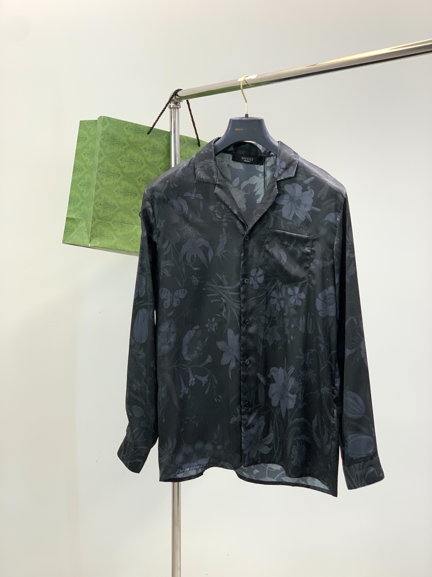 NO:756568,, Gucci Gucci, the latest 2026 spring and summer style, available at counters simultaneously, original order, fashionable and casual long-sleeved shirt, the upper body is very unique!  Eye-catching and bright, imported original fabrics, top-notch printing technology, letter pattern decoration Logo, simple yet fashionable, classic atmosphere, comfortable and breathable, handsome and stylish upper body, code number 46-52, size 46485052, length 74757677, shoulder width 46474849, bust 56586062, hem,,gucci,gucci,shirts,19860909,Gucci 古驰,2026春夏最新款,专柜同步有售,原单狠货,时尚休闲长袖衬衫,上身很有特点！吸睛而有亮点,进口原版面料,顶级印花工艺字母图案装饰Logo,简单而不失时尚,经典大气,舒适透气,上身帅气有型,码数46-52 尺码46485052 衣长74757677 肩宽46474849 胸围56586062 下摆,,gucci,gucci,shirts,,Men's clothing