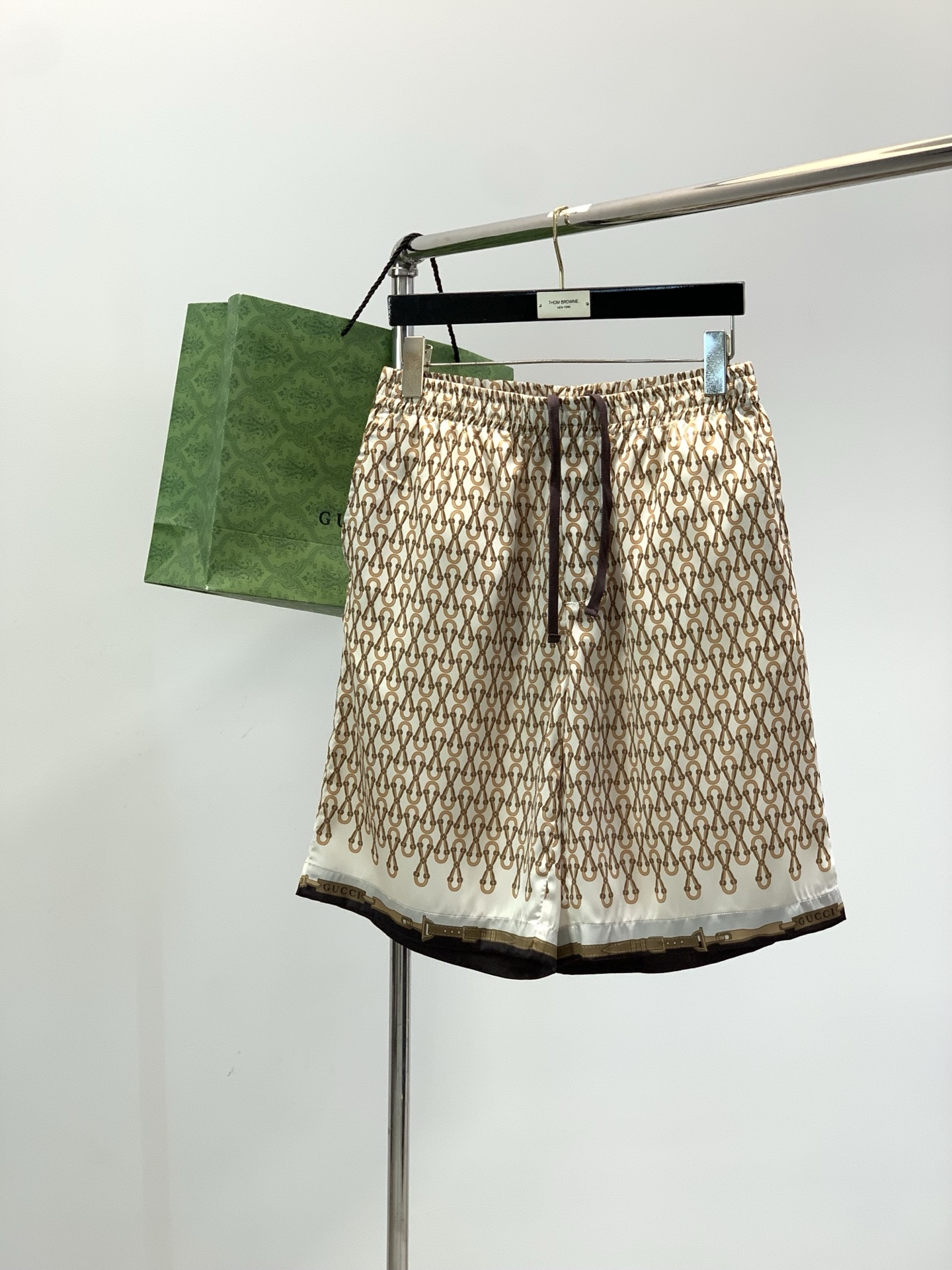 NO:756583,Clothes, shorts, Gucci, 2026 summer latest styles, available at counters simultaneously, original orders, fashionable casual suits, the upper body is very unique!  Eye-catching and bright, imported original fabrics, top-notch printing technology letter pattern decoration logo, simple yet fashionable, classic atmosphere, comfortable and breathable, handsome and stylish upper body, size S-XL size SMLXL length 73747576 shoulder width 47484950 bust 55575961 hem SMLXL pants length 53545556 waist 76808488  Hips 112116124 Feet,,gucci,gucci,shorts,19860909衣服,短裤,Gucci 古驰,2026夏季最新款,专柜同步有售,原单狠货,时尚休闲套装,上身很有特点！吸睛而有亮点,进口原版面料,顶级印花工艺字母图案装饰Logo,简单而不失时尚,经典大气,舒适透气,上身帅气有型,码数S-XL 尺码SMLXL 衣长73747576 肩宽47484950 胸围55575961 下摆 SMLXL 裤长53545556 腰围76808488 臀围112116124 脚口,,gucci,gucci,shorts,,Men's clothing