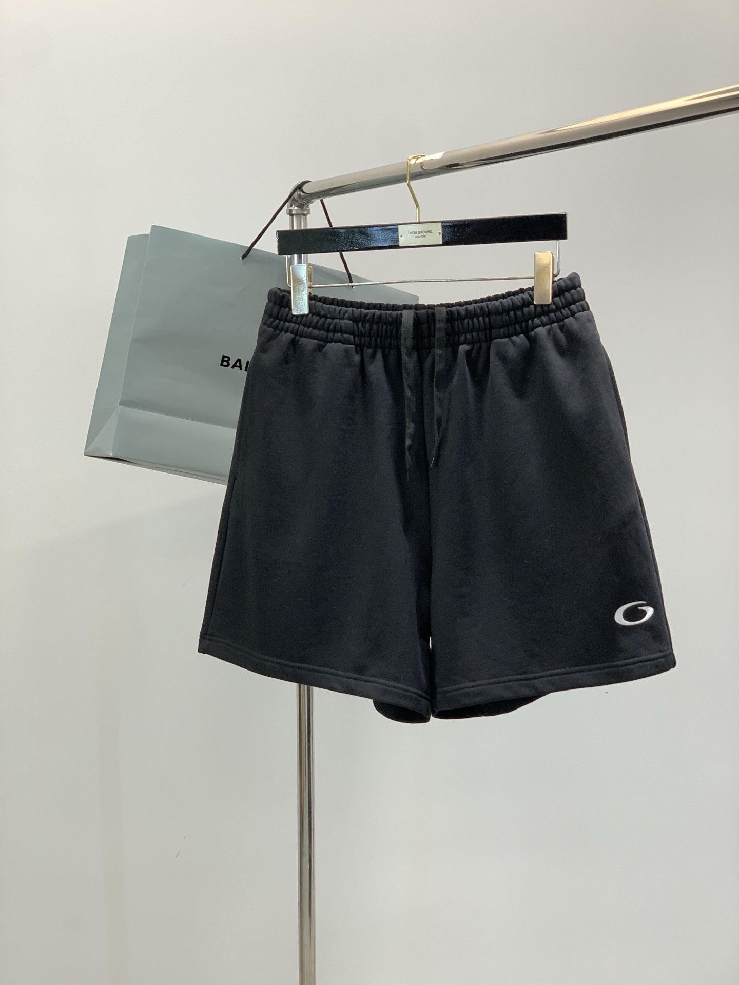 NO:756556,, Balenciaga, 2026 spring and summer latest products, available at counters simultaneously, original goods, fashionable casual shorts, imported original fabrics, comfortable and elastic, top embroidery crafts letter pattern logo, original hardware accessories decoration, super correct version, comfortable and breathable, counter quality, handsome and stylish upper body, complete three standards, code number XS-L size XSSML pants length 46474849 waist 36384042  Hips60626466 Trousers,,balenciaga,balenciaga,shorts,19860909,Balenciaga 巴黎世家,2026春夏最新品,专柜同步有售,原单狠货,时尚休闲短裤,进口原版面料,舒适有弹性,顶级刺绣工艺字母图案Logo,原版五金辅料装饰,版型超正,舒适透气,专柜品质,上身帅气有型,三标齐全,码数XS-L 尺码XSSML 裤长46474849 腰围36384042 臀围60626466 裤脚,,balenciaga,balenciaga,shorts,,Men's clothing