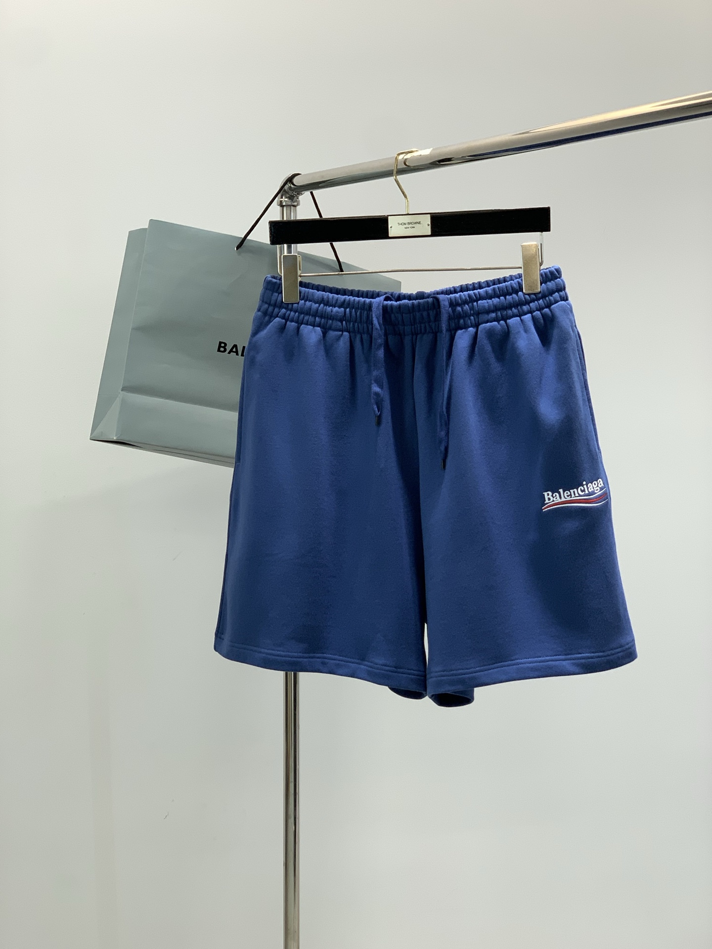 NO:756577,, Balenciaga, 2026 spring and summer latest products, available at counters simultaneously, original goods, fashionable casual shorts, imported original fabrics, comfortable and elastic, top embroidery crafts letter pattern logo, original hardware accessories decoration, super correct version, comfortable and breathable, counter quality, handsome and stylish upper body, complete three standards, 3 colors recommended, code number XS-L size XSSML pants length 46474849  Waist 36384042 Hips 60626466 Pants,,balenciaga,balenciaga,shorts,19860909,Balenciaga 巴黎世家,2026春夏最新品,专柜同步有售,原单狠货,时尚休闲短裤,进口原版面料,舒适有弹性,顶级刺绣工艺字母图案Logo,原版五金辅料装饰,版型超正,舒适透气,专柜品质,上身帅气有型,三标齐全,3色推荐,码数XS-L 尺码XSSML 裤长46474849 腰围36384042 臀围60626466 裤脚,,balenciaga,balenciaga,shorts,,Men's clothing