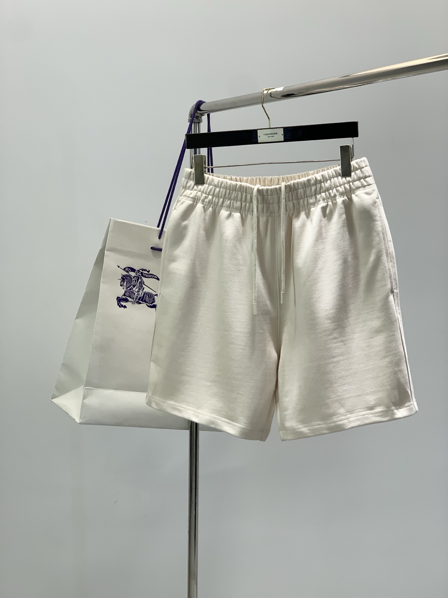 NO:756564,, Burberry, 2026 spring and summer latest products, available at counters simultaneously, original goods, fashionable casual shorts, imported original fabrics, upper body comfortable and breathable, top embroidery crafts letter pattern logo, original hardware accessories decoration, extremely high grade, comfortable and versatile, handsome upper body, size S-XL,, burberry, burberry, shorts,19860909,Burberry 巴宝莉,2026春夏最新品,专柜同步有售,原单狠货,时尚休闲短裤,进口原版面料,上身舒适透气,顶级刺绣工艺字母图案logo,原版五金辅料装饰,档次极高,舒适百搭,上身帅气十足,码数S-XL,,burberry,burberry,shorts,,Men's clothing